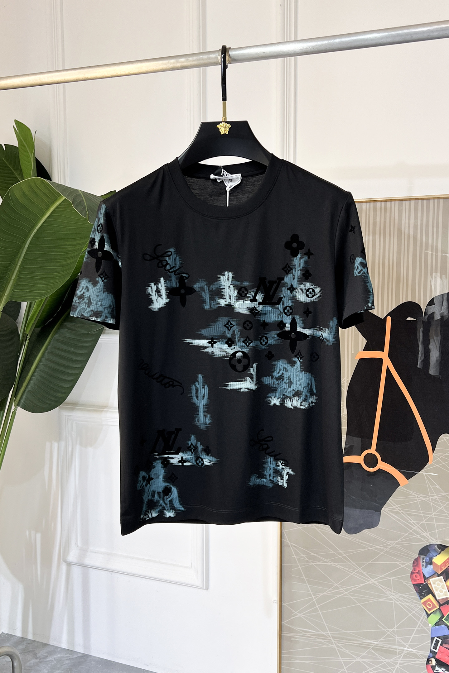 NO:117699,LV - 2025ss Snake Year New Year Spring and Summer Boutique Short-sleeved T-shirts Synchronized by the official website High-end quality Customized top mercerized cotton fabrics, 1:1 made by top manufacturers, fashionable big brand heavy craftsmanship logo design, soft and delicate touch, skin-friendly and comfortable to wear, versatile and casual, the upper body is very good, handsome, a must-have for trendy men Size M-3XL Maximum wearable 190 pounds!  ,,louis vuitton,T-shirt,tees,t-shirt,alexander wang19860909LV - 2025ss蛇年贺岁款春夏精品短袖T恤 官网同步 高端品质 定制顶级丝光棉面料,顶级大厂1:1制作,时尚大牌重工艺logo设计,手感柔软细腻 穿着亲肤舒适 百搭休闲 上身非常赞 帅气 潮男必备品 尺码M-3XL 最大可穿190斤！,,louis vuitton,T-shirt,tees，t-shirt,alexander wang,Men's clothing