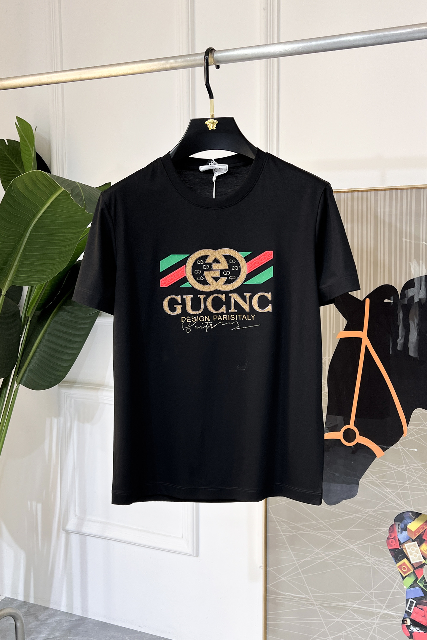 NO:117703,Guqi - 2025ss Snake Year New Year New Year Spring and Summer Boutique Short-sleeved T-shirts Synchronized by the official website High-end quality Customized top mercerized cotton fabrics, 1:1 made by top manufacturers, fashionable big brand heavy craftsmanship logo design, soft and delicate touch, skin-friendly and comfortable to wear, versatile and casual, the upper body is very good, handsome, a must-have for trendy men Size M-3XL Maximum wearable 190 pounds!  ,T-shirt,tees,t-shirt,alexander wang19860909古奇 - 2025ss蛇年贺岁款春夏精品短袖T恤 官网同步 高端品质 定制顶级丝光棉面料,顶级大厂1:1制作,时尚大牌重工艺logo设计,手感柔软细腻 穿着亲肤舒适 百搭休闲 上身非常赞 帅气 潮男必备品 尺码M-3XL 最大可穿190斤！,,T-shirt,tees，t-shirt,alexander wang,Men's clothing