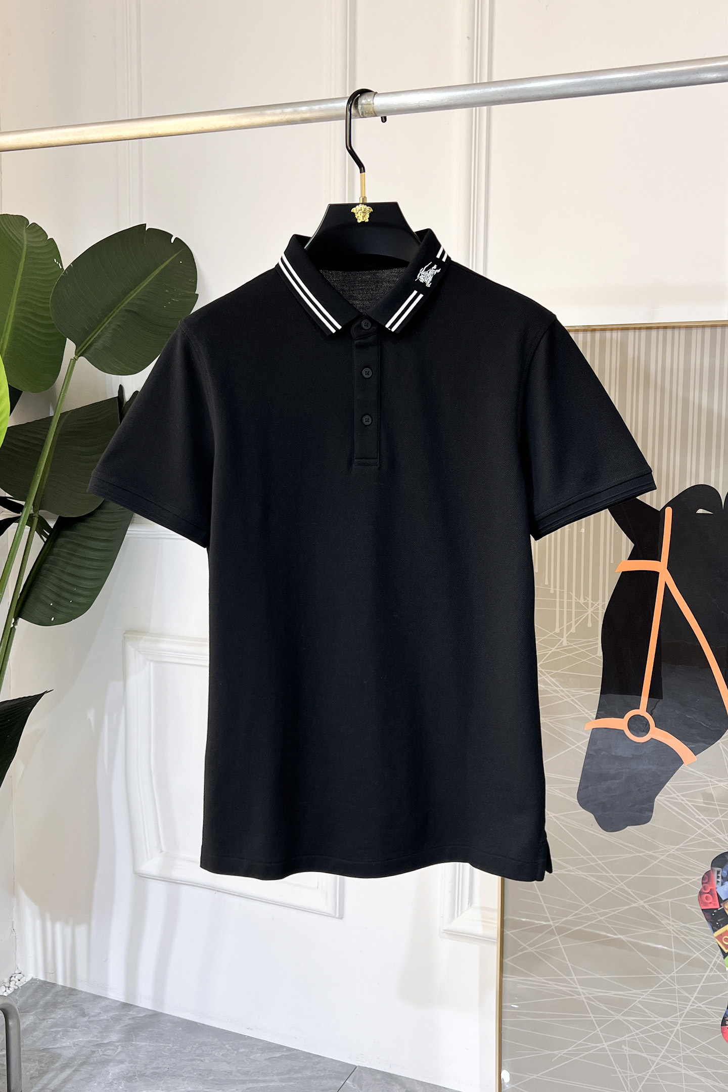 NO:117709,Burberry - 2025ss Snake Spring and Summer New Polo Collar Short Sleeve Series. Selected high-quality bead floor cotton fabric, fashionable brand element logo design, excellent upper body style, delicate, comfortable and breathable fabric, super beautiful and stylish men's must-have style!  Size M-3XL (model 178/145 catties upper body L size), burberry, T-shirt, alexander wang19860909巴宝莉 - 2025ss蛇年春夏新款polo领短袖系列.精选优质珠地棉面料,时尚大牌元素logo设计,上身版型超赞,面料细腻舒适透气,随意搭配都超级好看时尚型男必备款哦！尺码M-3XL (模特178/145斤上身L码),,burberry,T-shirt,alexander wang,Men's clothing