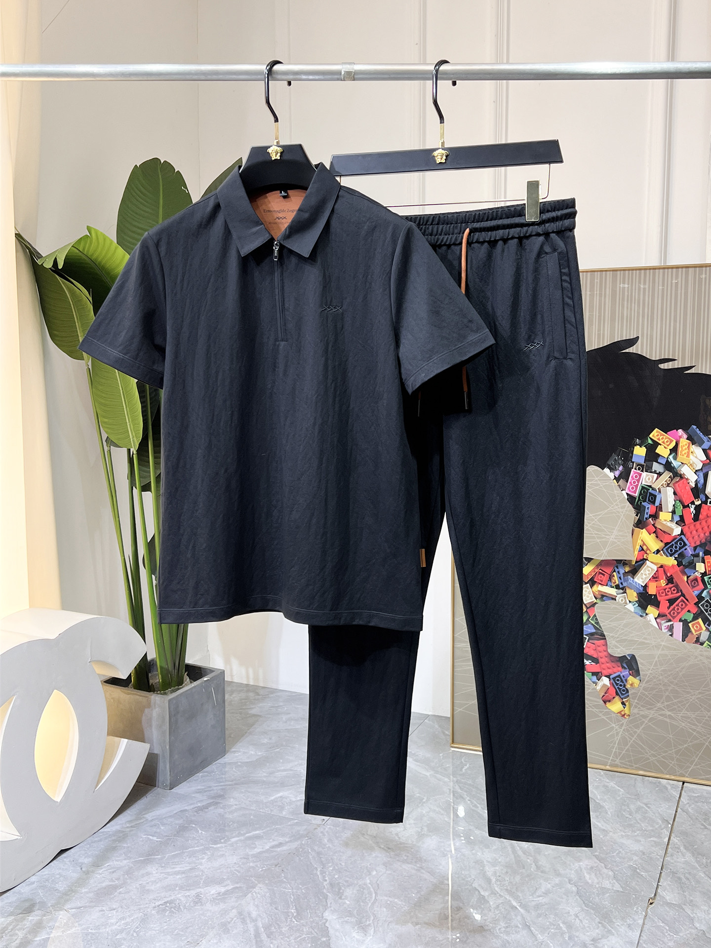 NO:117733,JINIA - 2025ss Snake Year Spring Clothing New Casual Set!  Celebrities’ favorite fashion casual suits, simple and generous, craft design on the official website!  Clean and neat tailored, full of urban style. It is available for exclusive top custom fabrics, soft and dry, and the upper body has a crisp and stylish effect. The three-dimensional cutting process and the style are all high-standard and appropriate silhouette versions!  It’s not tight, just feel good when you wear it. With so many top-quality raw materials, you can create high-end products with unparalleled value. The first choice for high-end fashion fashion people with a complete range of three standards, and the upper body effect is super good!  Code number M-3XL, zegna, alexander wang19860909杰尼娅 - 2025ss蛇年春装新品休闲套装！明星最爱时装味休闲套装 简单大方,官网11工艺设计！干净利落剪裁 都市风十足 可供独家顶级定制面料,手感软糯干爽,上身效果挺括有型.立体裁剪工艺,版型上都是高标准,恰当好处的廓型版！又恰恰不紧绷,穿上心情就好,如此众多的顶级原料,打造出价值感无与伦比的高端产品,三标齐全高端潮流时尚人士首选,上身效果超级好看！码数M-3XL,,zegna,alexander wang,Men's clothing