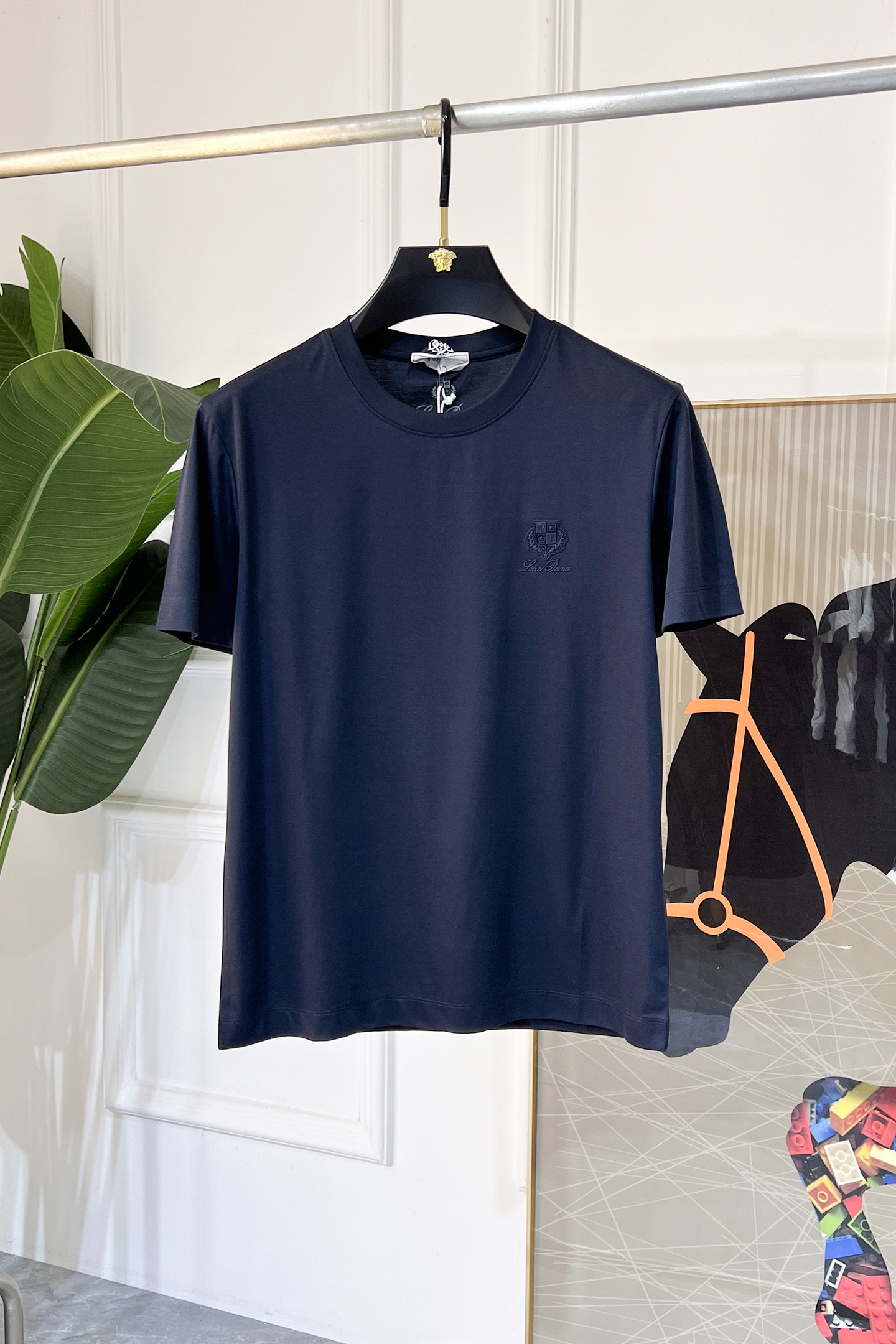 NO:117715,LP Nouyou - 2025ss Snake Year New Year Spring and Summer Boutique Short-sleeved T-shirts Synchronized by the official website High-end quality Customized top mercerized cotton fabrics, 1:1 made by top manufacturers, fashionable big brand heavy craftsmanship logo design, soft and delicate touch, skin-friendly and comfortable to wear, versatile and casual, the upper body is very good, handsome, a must-have for trendy men Size M-3XL Maximum wearable 190 pounds!  ,loro piana,T-shirt,tees,t-shirt,alexander wang19860909LP诺悠 - 2025ss蛇年贺岁款春夏精品短袖T恤 官网同步 高端品质 定制顶级丝光棉面料,顶级大厂1:1制作,时尚大牌重工艺logo设计,手感柔软细腻 穿着亲肤舒适 百搭休闲 上身非常赞 帅气 潮男必备品 尺码M-3XL 最大可穿190斤！,,loro piana,T-shirt,tees，t-shirt,alexander wang,Men's clothing