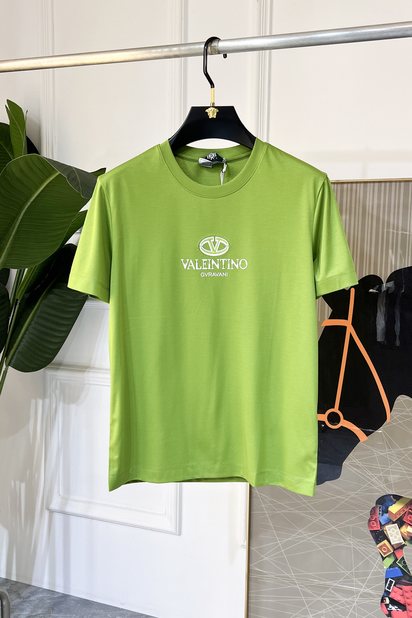 NO:117716,Valentino - 2025ss Snake Year New Year Spring and Summer Boutique Short-sleeved T-shirts Synchronized by the official website High-end quality Customized top mercerized cotton fabrics, 1:1 made by top manufacturers, fashionable and heavy craftsmanship logo design, soft and delicate touch, skin-friendly and comfortable to wear, versatile and casual, the upper body is very good, handsome, a must-have for trendy men Size M-3XL Maximum wearable 190 pounds!  , valentino, T-shirt,tees, t-shirt,alexander wang19860909华伦天奴 - 2025ss蛇年贺岁款春夏精品短袖T恤 官网同步 高端品质 定制顶级丝光棉面料,顶级大厂1:1制作,时尚大牌重工艺logo设计,手感柔软细腻 穿着亲肤舒适 百搭休闲 上身非常赞 帅气 潮男必备品 尺码M-3XL 最大可穿190斤！,,valentino,T-shirt,tees，t-shirt,alexander wang,Men's clothing