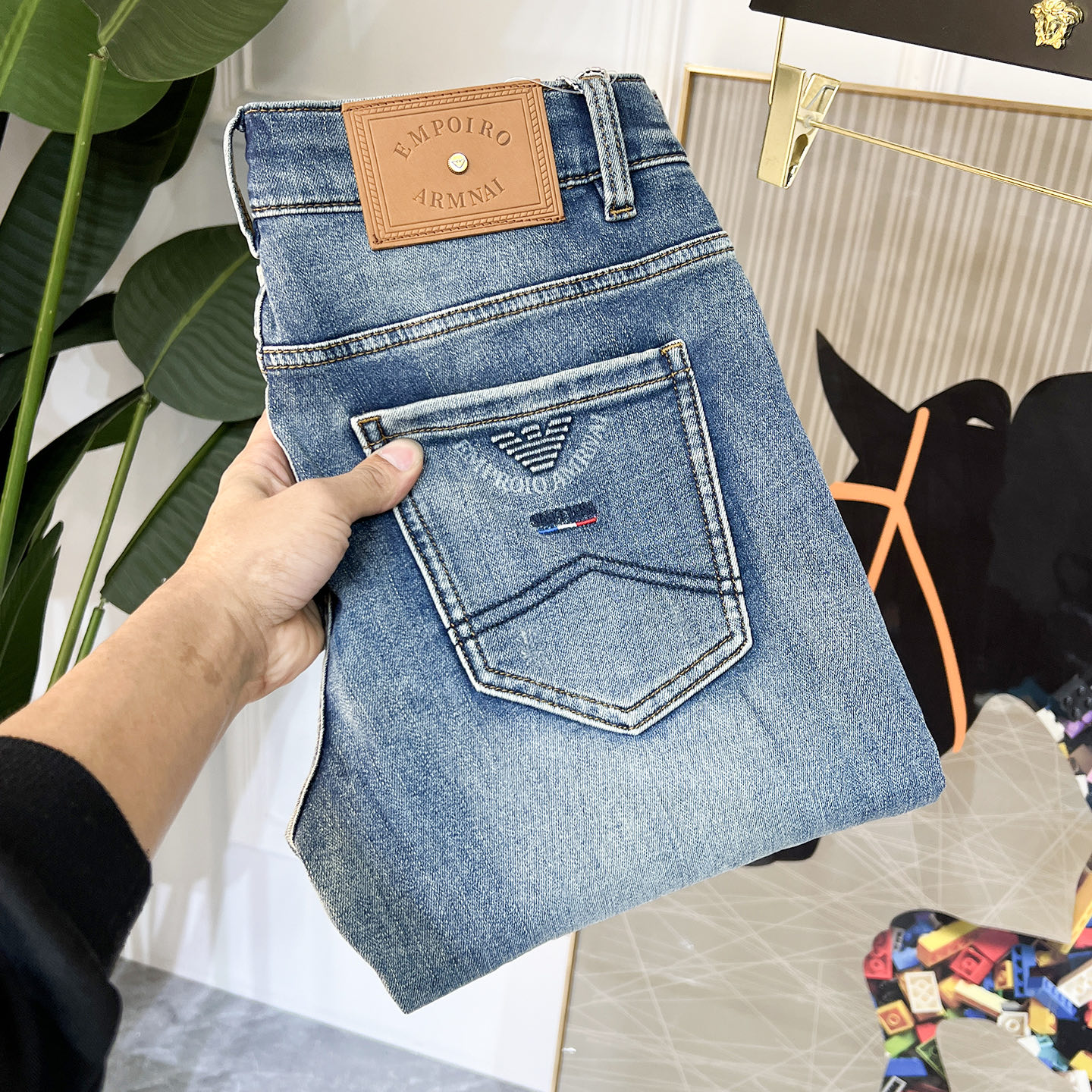 NO:117690,Armani - 2025ss Snake Spring and Summer New Year jeans. Original 1:1 production, perfect choice for daily life, simple, atmospheric, fashionable and stylish, customized imported tannin fabric, heavy industry washing process, complex and exquisite workmanship. Easy to cater to the needs of all seasons, soft and elastic, smooth and neat, original auxiliary materials, comfortable and easy to match on the upper body, durable code number 29-38,,armani, jeans, alexander wang19860909阿玛尼 - 2025ss蛇年春夏贺岁款牛仔裤.原单1:1制作,日常必备的完美之选,简单大气亦时尚有型,定制进口丹宁面料 ,重工洗水工艺,做工复杂工艺精湛.轻松迎合四季需要,手感柔软带弹力,流畅利落,原版辅料五金,上身舒适非常易搭耐看码数29-38,,armani,jeans,alexander wang,Men's clothing