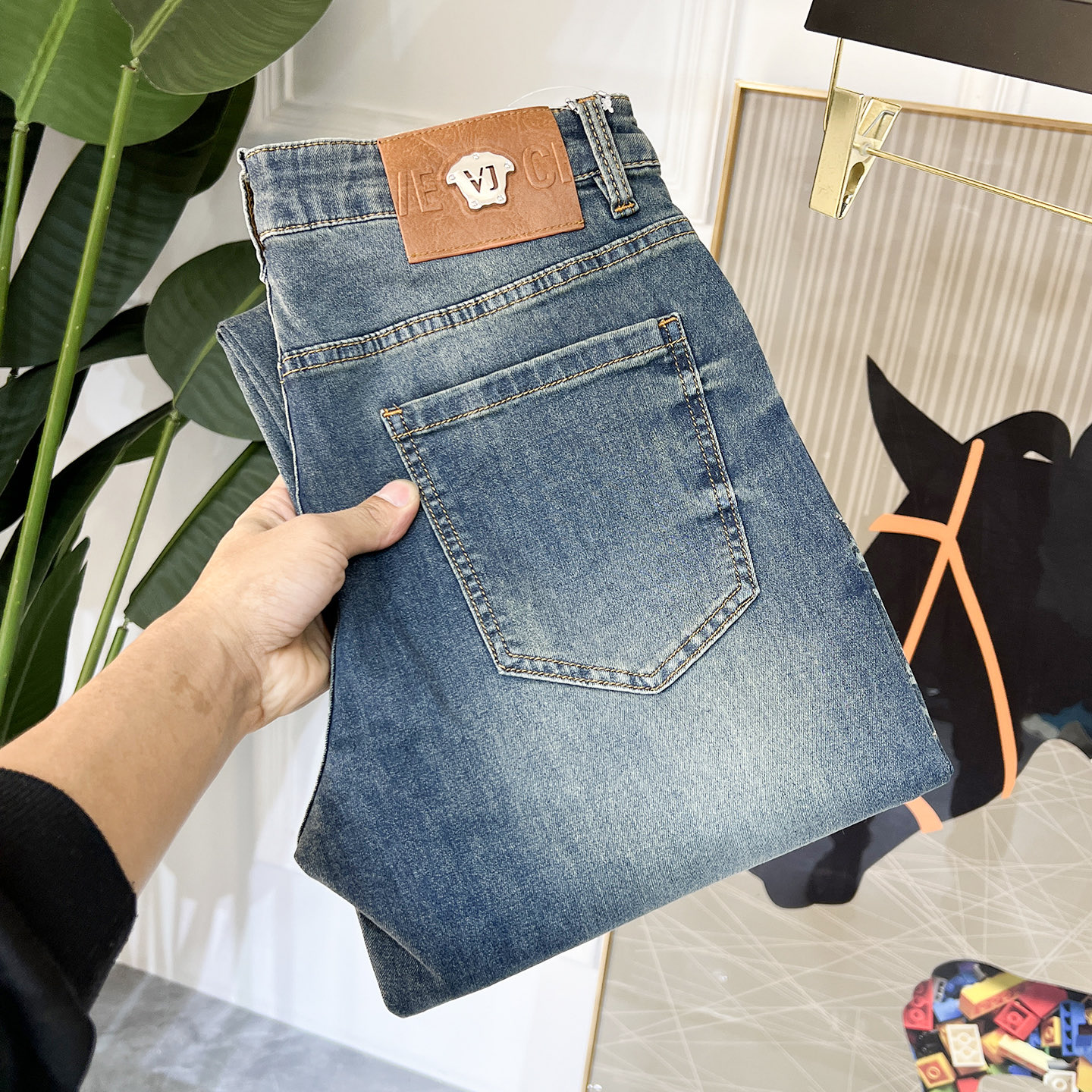 NO:117693,Versace - 2025ss Snake Spring and Summer New Year jeans. Original 1:1 production, perfect choice for daily life, simple, atmospheric, fashionable and stylish, customized imported tannin fabric, heavy industry washing process, complex and exquisite workmanship. It is easy to meet the needs of the four seasons, soft and elastic, smooth and neat, original auxiliary materials and hardware, comfortable and easy to match on the upper body, durable code number 29-38, versace, jeans, alexander wang19860909范思哲 - 2025ss蛇年春夏贺岁款牛仔裤.原单1:1制作,日常必备的完美之选,简单大气亦时尚有型,定制进口丹宁面料 ,重工洗水工艺,做工复杂工艺精湛.轻松迎合四季需要,手感柔软带弹力,流畅利落,原版辅料五金,上身舒适非常易搭耐看码数29-38,,versace,jeans,alexander wang,Men's clothing