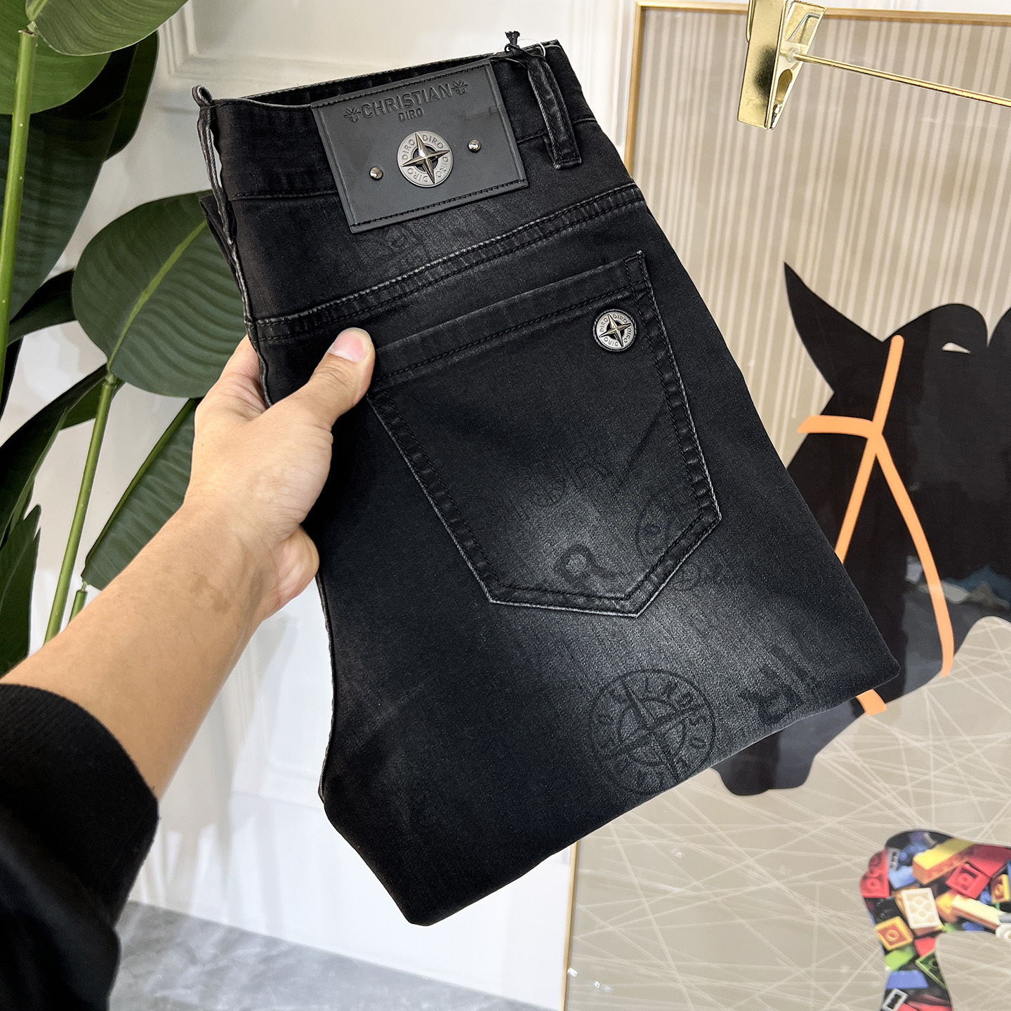 NO:117695,Dior - 2025ss Snake Spring and Summer New Year jeans. Original 1:1 production, perfect choice for daily life, simple, atmospheric, fashionable and stylish, customized imported tannin fabric, heavy industry washing process, complex and exquisite workmanship. Easy to cater to the needs of all seasons, soft and elastic, smooth and neat, original auxiliary materials, comfortable and easy to match on the upper body, durable code number 29-38,,dior,jeans,alexander wang19860909迪奥 - 2025ss蛇年春夏贺岁款牛仔裤.原单1:1制作,日常必备的完美之选,简单大气亦时尚有型,定制进口丹宁面料 ,重工洗水工艺,做工复杂工艺精湛.轻松迎合四季需要,手感柔软带弹力,流畅利落,原版辅料五金,上身舒适非常易搭耐看码数29-38,,dior,jeans,alexander wang,Men's clothing