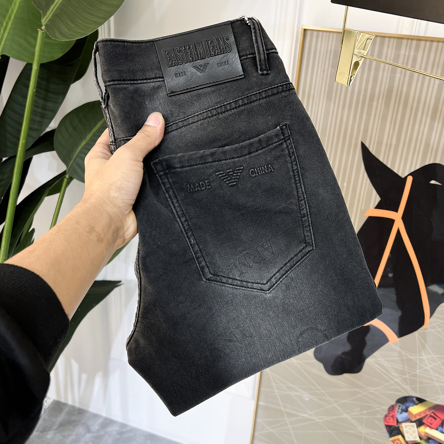 NO:117700,Armani - 2025ss Snake Spring and Summer New Year jeans. Original 1:1 production, perfect choice for daily life, simple, atmospheric, fashionable and stylish, customized imported tannin fabric, heavy industry washing process, complex and exquisite workmanship. Easy to cater to the needs of all seasons, soft and elastic, smooth and neat, original auxiliary materials, comfortable and easy to match on the upper body, durable code number 29-38,,armani, jeans, alexander wang19860909阿玛尼 - 2025ss蛇年春夏贺岁款牛仔裤.原单1:1制作,日常必备的完美之选,简单大气亦时尚有型,定制进口丹宁面料 ,重工洗水工艺,做工复杂工艺精湛.轻松迎合四季需要,手感柔软带弹力,流畅利落,原版辅料五金,上身舒适非常易搭耐看码数29-38,,armani,jeans,alexander wang,Men's clothing