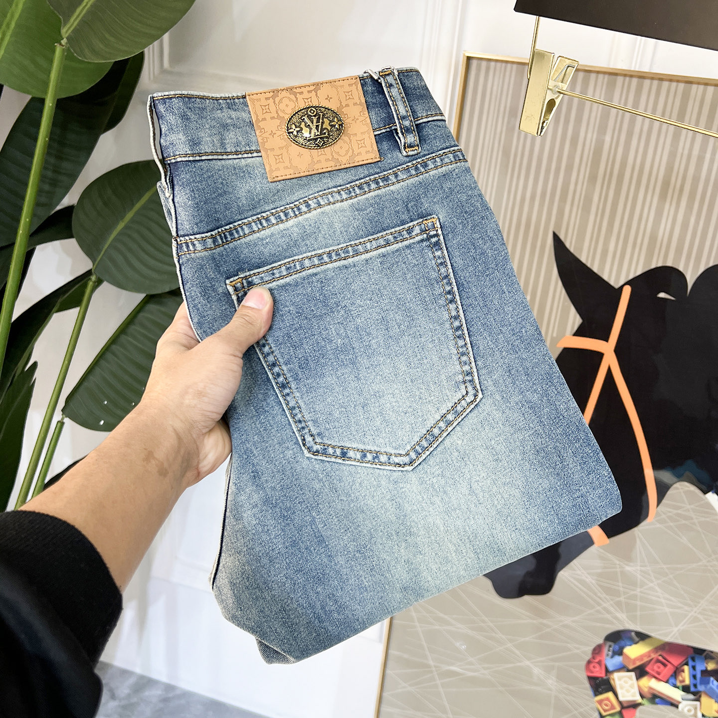 NO:117696,LV - 2025ss Snake Spring and Summer New Year jeans. Original 1:1 production, perfect choice for daily life, simple, atmospheric, fashionable and stylish, customized imported tannin fabric, heavy industry washing process, complex and exquisite workmanship. Easy to meet the needs of all seasons, soft and elastic, smooth and neat, original auxiliary materials, comfortable and easy to match, durable code number 29-38,,louis vuitton, jeans, alexander wang19860909LV - 2025ss蛇年春夏贺岁款牛仔裤.原单1:1制作,日常必备的完美之选,简单大气亦时尚有型,定制进口丹宁面料 ,重工洗水工艺,做工复杂工艺精湛.轻松迎合四季需要,手感柔软带弹力,流畅利落,原版辅料五金,上身舒适非常易搭耐看码数29-38,,louis vuitton,jeans,alexander wang,Men's clothing