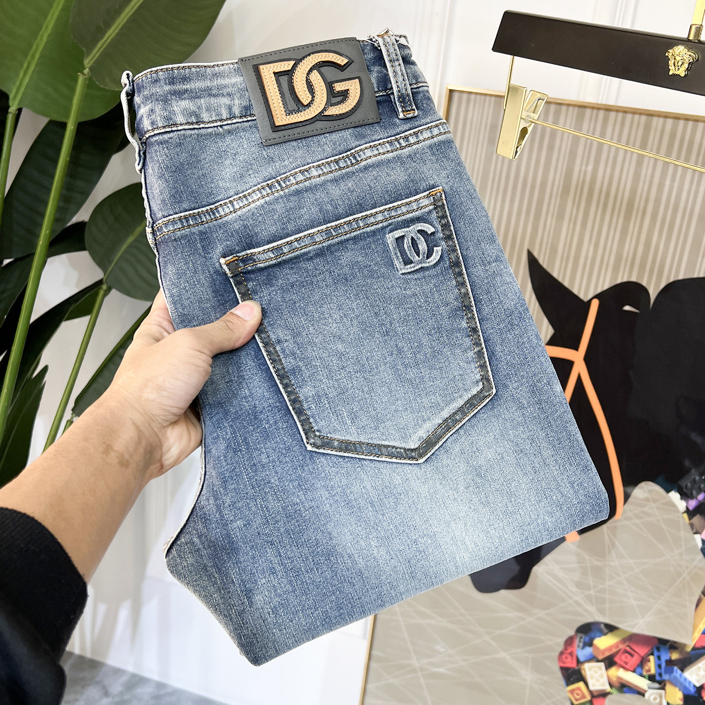 NO:117698,DG - 2025ss Snake Spring and Summer New Year jeans. Original 1:1 production, perfect choice for daily life, simple, atmospheric, fashionable and stylish, customized imported tannin fabric, heavy industry washing process, complex and exquisite workmanship. Easy to meet the needs of all seasons, soft and elastic, smooth and neat, original auxiliary materials, comfortable and easy to match, durable code number 29-38, Dolce & Gabbana, jeans, alexander wang19860909DG - 2025ss蛇年春夏贺岁款牛仔裤.原单1:1制作,日常必备的完美之选,简单大气亦时尚有型,定制进口丹宁面料 ,重工洗水工艺,做工复杂工艺精湛.轻松迎合四季需要,手感柔软带弹力,流畅利落,原版辅料五金,上身舒适非常易搭耐看码数29-38,,Dolce&Gabbana,jeans,alexander wang,Men's clothing