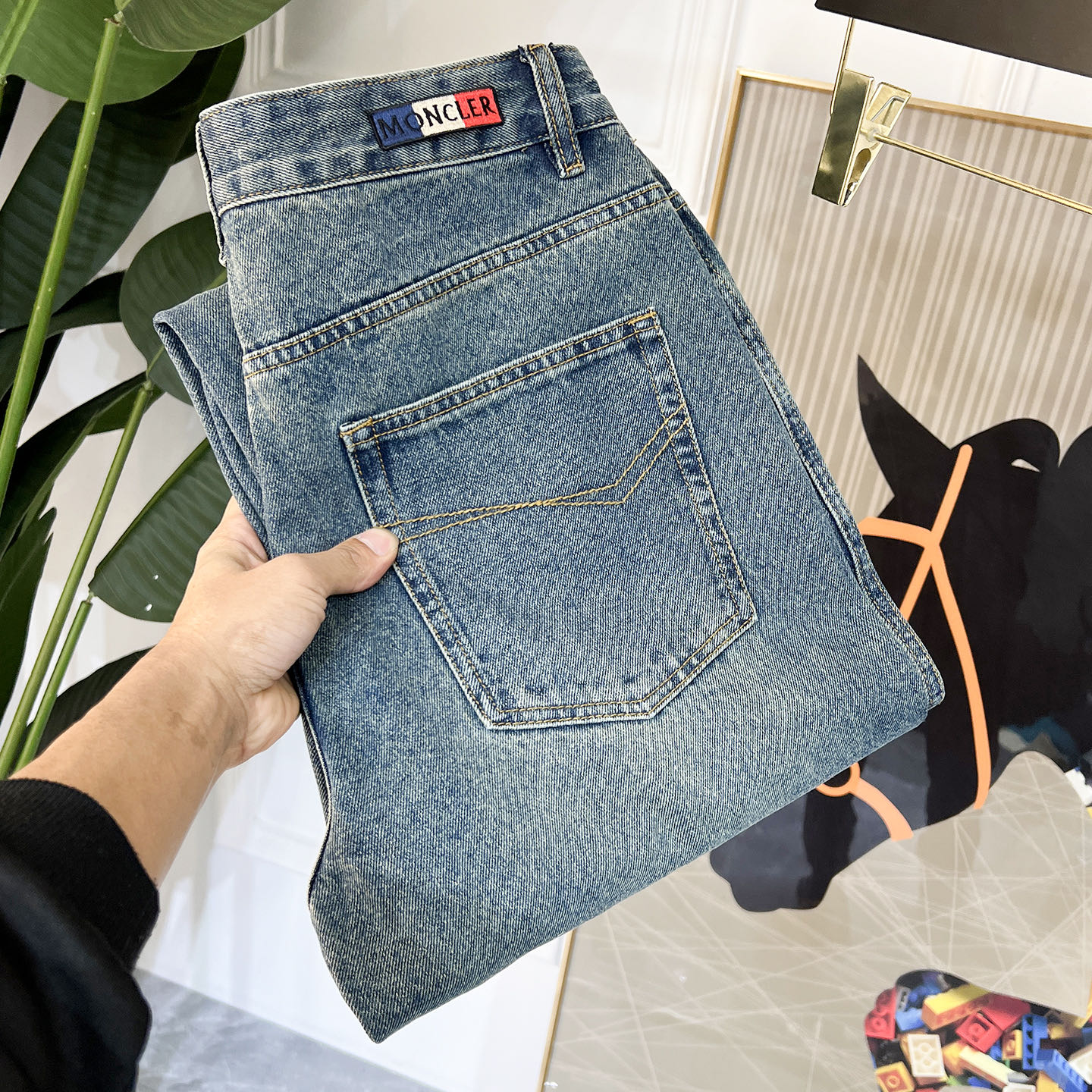 NO:117702,The 2025ss Snake Spring and Summer New Year's New Year wide-leg jeans. Original 1:1 production, perfect choice for daily life, simple, atmospheric, fashionable and stylish, customized imported tannin fabric, heavy industry washing process, complex and exquisite workmanship. It is easy to meet the needs of the seasons, soft and elastic, smooth and neat, original auxiliary materials, comfortable and easy to match, durable code number 29-36, Moncler, jeans, alexander wang19860909蒙口 - 2025ss蛇年春夏贺岁款阔腿版牛仔裤.原单1:1制作,日常必备的完美之选,简单大气亦时尚有型,定制进口丹宁面料 ,重工洗水工艺,做工复杂工艺精湛.轻松迎合四季需要,手感柔软带弹力,流畅利落,原版辅料五金,上身舒适非常易搭耐看码数29-36,,Moncler,jeans,alexander wang,Men's clothing