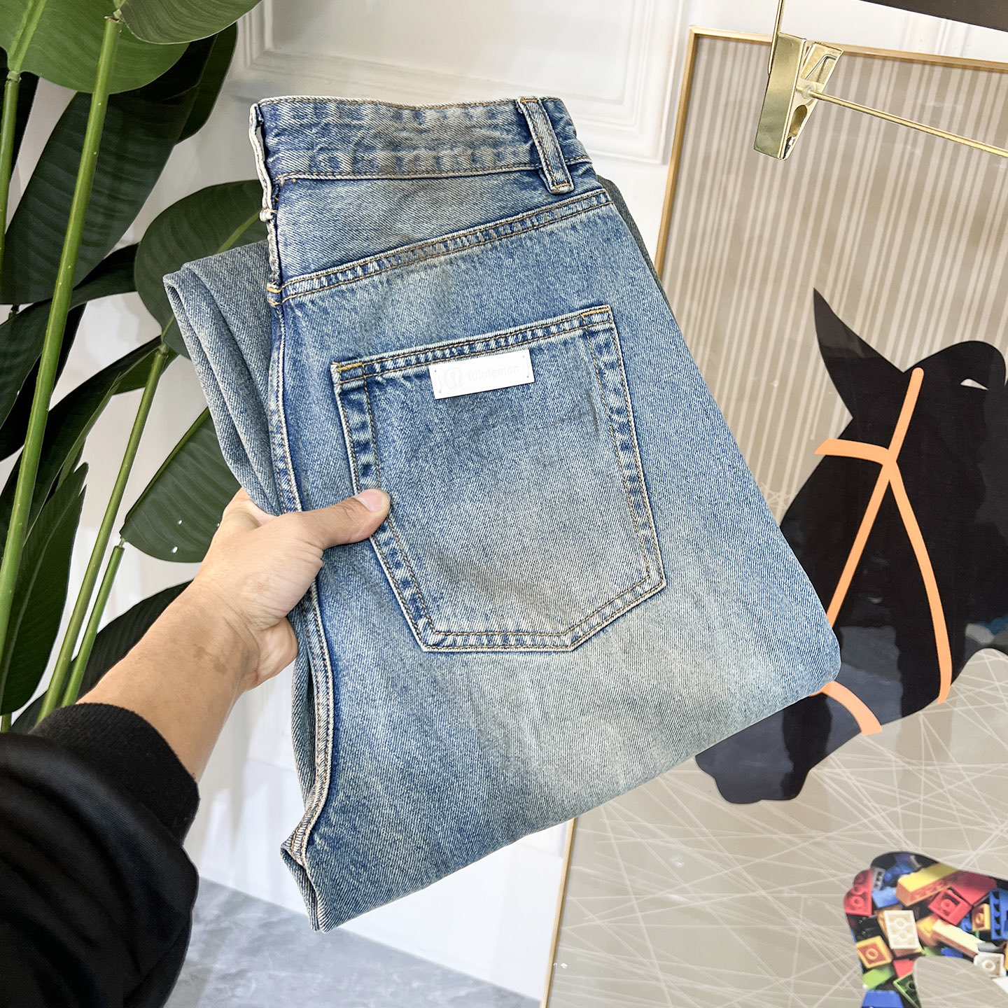 NO:117704,lulu - 2025ss Snake Spring and Summer New Year's New Year wide-leg jeans. Original 1:1 production, perfect choice for daily life, simple, atmospheric, fashionable and stylish, customized imported tannin fabric, heavy industry washing process, complex and exquisite workmanship. Easy to meet the needs of all seasons, soft and elastic, smooth and neat, original auxiliary materials, comfortable and easy to match, durable code number 29-36, jeans, alexander wang19860909lulu - 2025ss蛇年春夏贺岁款阔腿版牛仔裤.原单1:1制作,日常必备的完美之选,简单大气亦时尚有型,定制进口丹宁面料 ,重工洗水工艺,做工复杂工艺精湛.轻松迎合四季需要,手感柔软带弹力,流畅利落,原版辅料五金,上身舒适非常易搭耐看码数29-36,,jeans,alexander wang,Men's clothing