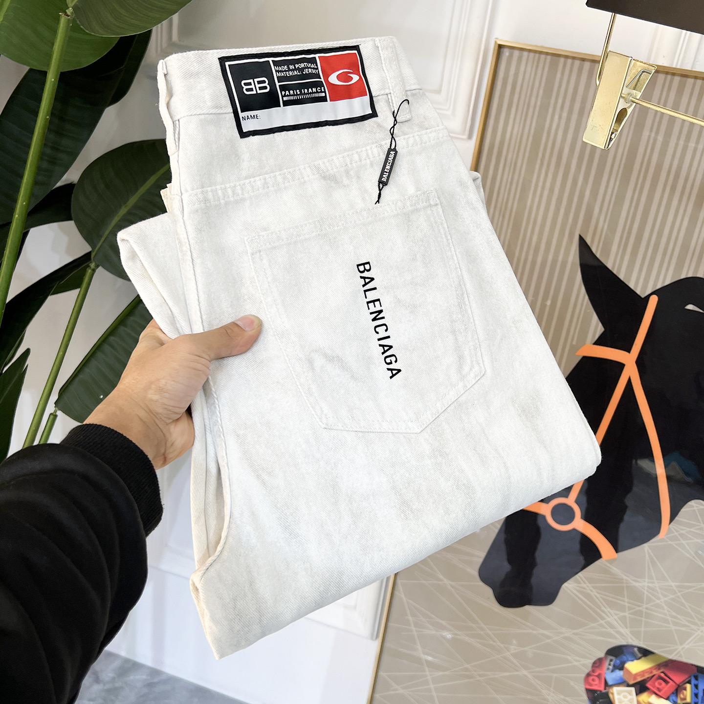 NO:117706,Balenciaga - 2025ss Snake Spring and Summer New Year wide-leg jeans. Original 1:1 production, perfect choice for daily life, simple, atmospheric, fashionable and stylish, customized imported tannin fabric, heavy industry washing process, complex and exquisite workmanship. Easy to cater to the needs of all seasons, soft and elastic, smooth and neat, original auxiliary materials, comfortable and easy to match, durable code number 29-36, balenciaga, jeans, alexander wang19860909巴黎世家 - 2025ss蛇年春夏贺岁款阔腿版牛仔裤.原单1:1制作,日常必备的完美之选,简单大气亦时尚有型,定制进口丹宁面料 ,重工洗水工艺,做工复杂工艺精湛.轻松迎合四季需要,手感柔软带弹力,流畅利落,原版辅料五金,上身舒适非常易搭耐看码数29-36,,balenciaga,jeans,alexander wang,Men's clothing