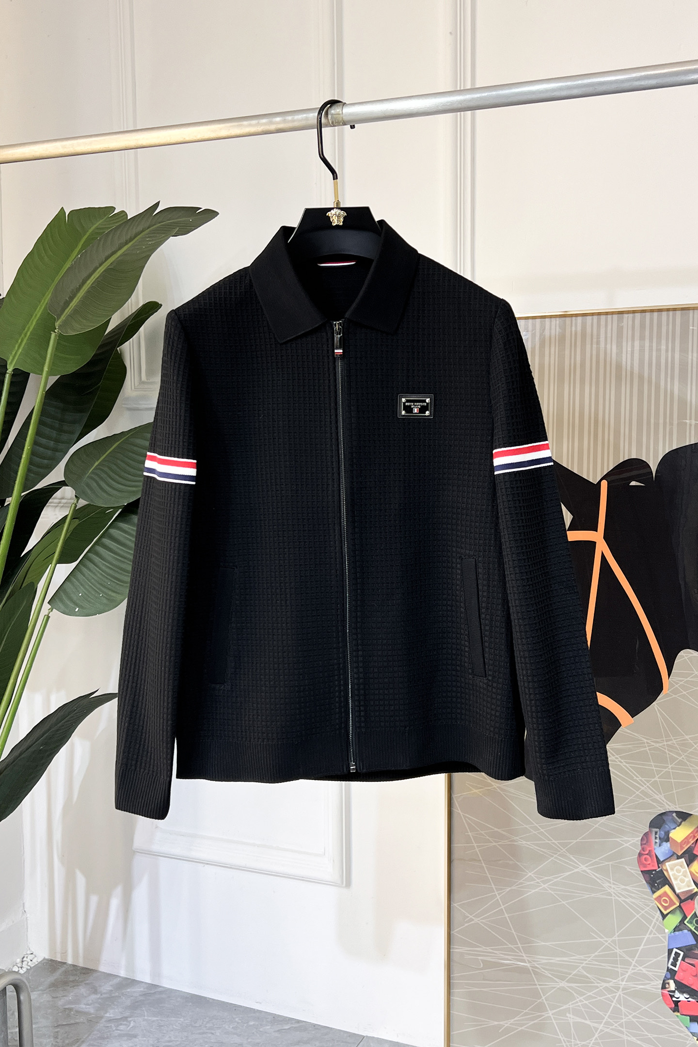 NO:117738,TB - 2025ss Snake Year New Year Spring Jacket, Customized High-quality Polyester Fabric!  Top-level fashion brand elements logo design, complete with three standards!  The original hardware and accessories have smooth lines and exquisite craftsmanship, excellent upper body style, comfortable fabric, windproof and warm, and casual matching are very fashionable, handsome, casual and fashionable men's must-have!  Size M-3XL (model 178/145 catties wear L), Jackets & coats, Jackets & coats, Alexander wang19860909TB - 2025ss蛇年贺岁款春装夹克外套,定制高品质聚酯纤维面料！顶级时尚大牌元素logo设计,三标齐全！原版五金辅料,线条流畅,工艺精致,上身版型超赞,面料舒适,挡风保暖,随意搭配都非常时尚帅气休闲时尚男仕必备款哦！尺码M-3XL（模特178/145斤穿L）,,jackets & coats,jackets & coats,alexander wang,Men's clothing