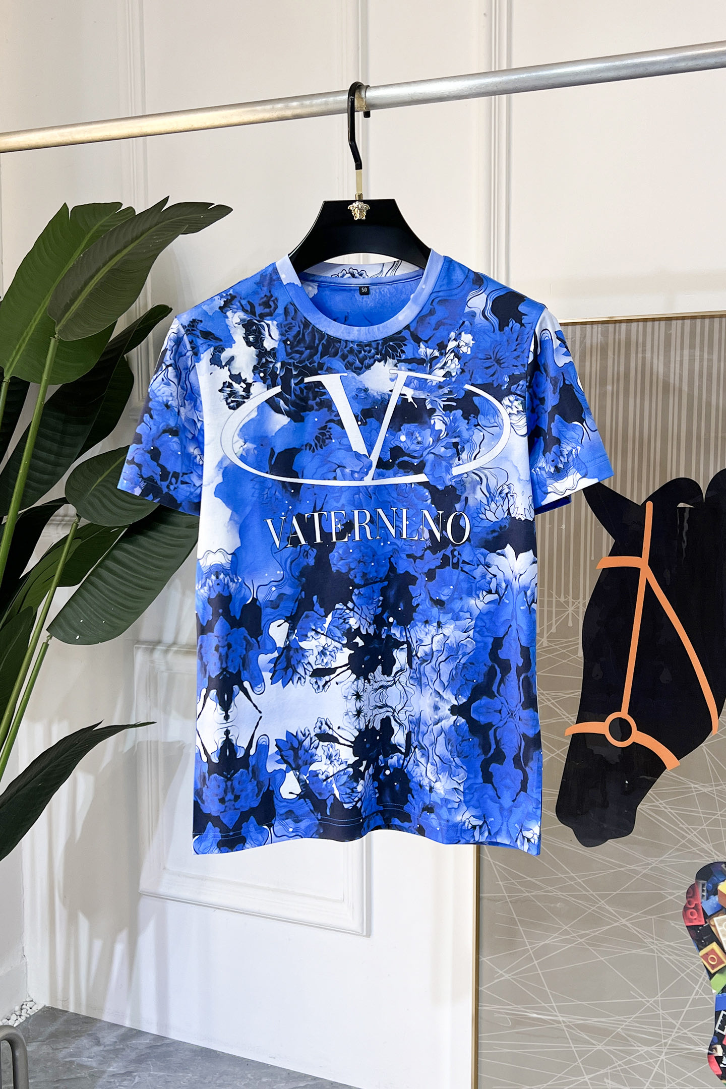 NO:117721,Valentino - 2025ss Snake Year New Year Spring and Summer Boutique 5D Printed Short-Sleeve T-shirt Official Website Synchronization High-end Quality Customized Top Double Mercerated Cotton Fabric, Top Factory 1:1 Production, Fashion Brand Heavy Crafts Logo Design, Soft and Delicate Hands, Comfortable Skin-friendly and Casual, Very Good Body, Handsome, Handsome, Handsome, Handsome, Handsome, Handsome, Handsome, Handsome, Handsome, Handsome, Handsome, Handsome, Handsome, Handsome, Handsome, Handsome, Handsome, Handsome, Handsome, Handsome, Handsome, Handsome, Handsome, Handsome, Handsome, Handsome, Handsome, Handsome, Handsome, Handsome, Handsome, Handsome, Handsome, Handsome, Handsome, Handsome, Handsome, Handsome, Handsome, Handsome, Handsome, Handsome, Handsome, Handsome, Handsome, Handsome, Handsome, Handsome, Handsome, Handsome, Handsome, Handsome, Handsome, Handsome, Handsome, Handsome, Handsome, Handsome, Handsome, Handsome, Handsome, Handsome, Handsome, Handsome, Handsome, Handsome, Handsome, Handsome, Handsome, Handsome, Handsome, Handsome, Handsome, Handsome, Handsome, Handsome, Handsome, Handsome, Handsome, Handsome, Handsome, Handsome, Handsome, Handsome, Handsome, Handsome, Handsome, Handsome, Handsome, Handsome, Handsome, Handsome, Handsome, Handsome, Handsome, Handsome, Handsome, Handsome, Handsome,19860909华伦天奴 - 2025ss蛇年贺岁款春夏精品5D印花短袖T恤 官网同步 高端品质 定制顶级双丝光棉面料,顶级大厂1:1制作,时尚大牌重工艺logo设计,手感柔软细腻 穿着亲肤舒适 百搭休闲 上身非常赞 帅气 潮男必备品 尺码M-3XL(模特175/145斤穿L),,valentino,T-shirt,tees，t-shirt,alexander wang,Men's clothing