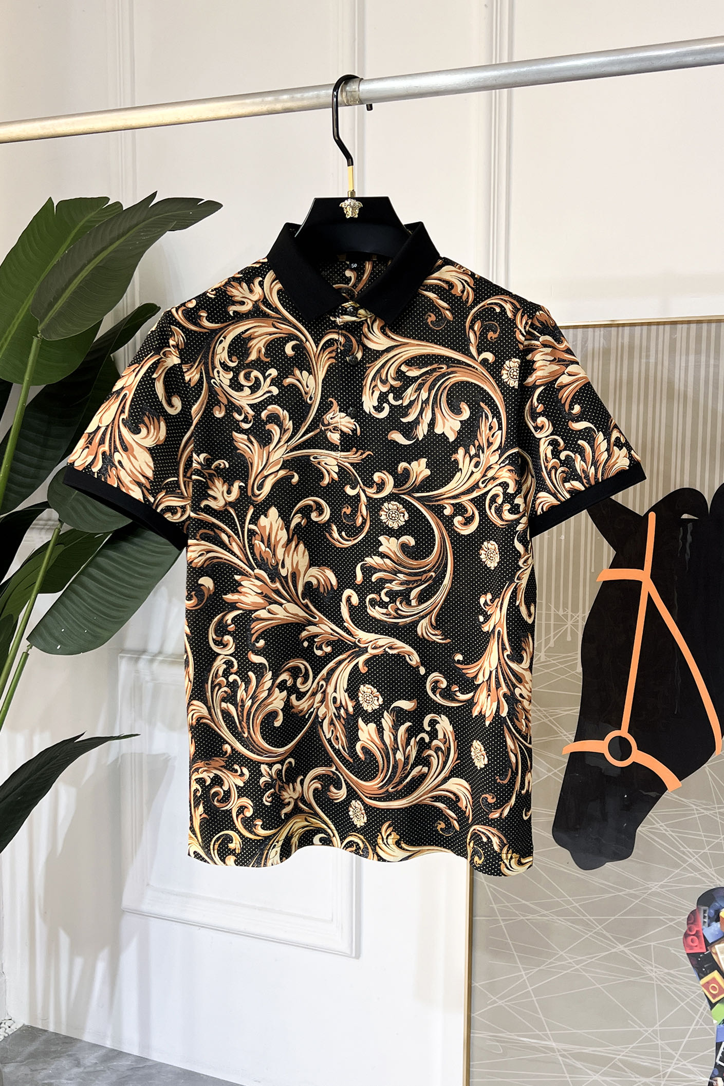 NO:117727,Versace - 2025ss Snake Spring and Summer New Polo Collar Short Sleeve Series. Selected high-quality double mercerated bead floor cotton fabric, fashionable big brand 5D digital printing logo design, excellent upper body style, delicate, comfortable and breathable fabric, super beautiful and stylish men's must-have style!  Size M-3XL (model 178/145 catties upper body L size), versace, T-shirt, alexander wang19860909范思哲- 2025ss蛇年春夏新款polo领短袖系列.精选优质双丝光珠地棉面料,时尚大牌5D数码印花logo设计,上身版型超赞,面料细腻舒适透气,随意搭配都超级好看时尚型男必备款哦！尺码M-3XL (模特178/145斤上身L码),,versace,T-shirt,alexander wang,Men's clothing