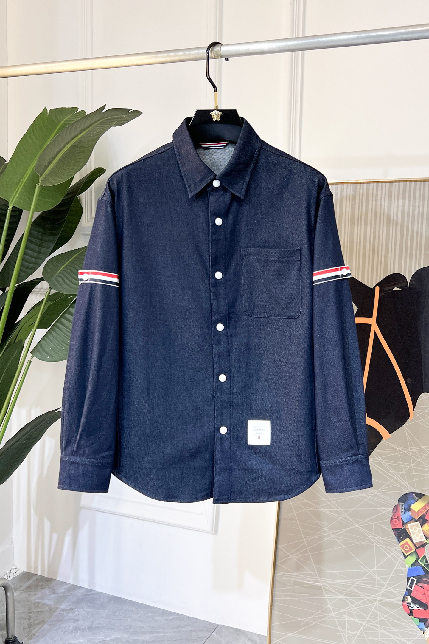 NO:117740,TB - 2025ss Snake Year New Year Spring Jacket, Customized High-quality Polyester Fabric!  Top-level fashion brand elements logo design, complete with three standards!  The original hardware and accessories have smooth lines and exquisite craftsmanship, excellent upper body style, comfortable fabric, windproof and warm, and casual matching are very fashionable, handsome, casual and fashionable men's must-have!  Size M-3XL (model 178/145 catties wear L), Jackets & coats, Jackets & coats, Alexander wang19860909TB - 2025ss蛇年贺岁款春装夹克外套,定制高品质聚酯纤维面料！顶级时尚大牌元素logo设计,三标齐全！原版五金辅料,线条流畅,工艺精致,上身版型超赞,面料舒适,挡风保暖,随意搭配都非常时尚帅气休闲时尚男仕必备款哦！尺码M-3XL（模特178/145斤穿L）,,jackets & coats,jackets & coats,alexander wang,Men's clothing