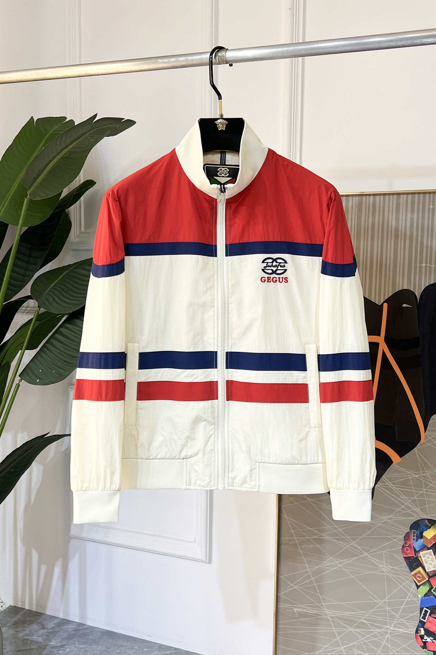 NO:117722,Guqi - 2025ss Snake Year New Year Spring Jacket, customized high-quality polyester fabric!  Top-level fashion brand elements logo design, complete with three standards!  The original hardware and accessories have smooth lines and exquisite craftsmanship, excellent upper body style, comfortable fabric, windproof and warm, and casual matching are very fashionable, handsome, casual and fashionable men's must-have!  Size M-3XL (model 178/145 catties wear L), Jackets & coats, Jackets & coats, Alexander wang19860909古奇 - 2025ss蛇年贺岁款春装夹克外套,定制高品质聚酯纤维面料！顶级时尚大牌元素logo设计,三标齐全！原版五金辅料,线条流畅,工艺精致,上身版型超赞,面料舒适,挡风保暖,随意搭配都非常时尚帅气休闲时尚男仕必备款哦！尺码M-3XL（模特178/145斤穿L）,,jackets & coats,jackets & coats,alexander wang,Men's clothing