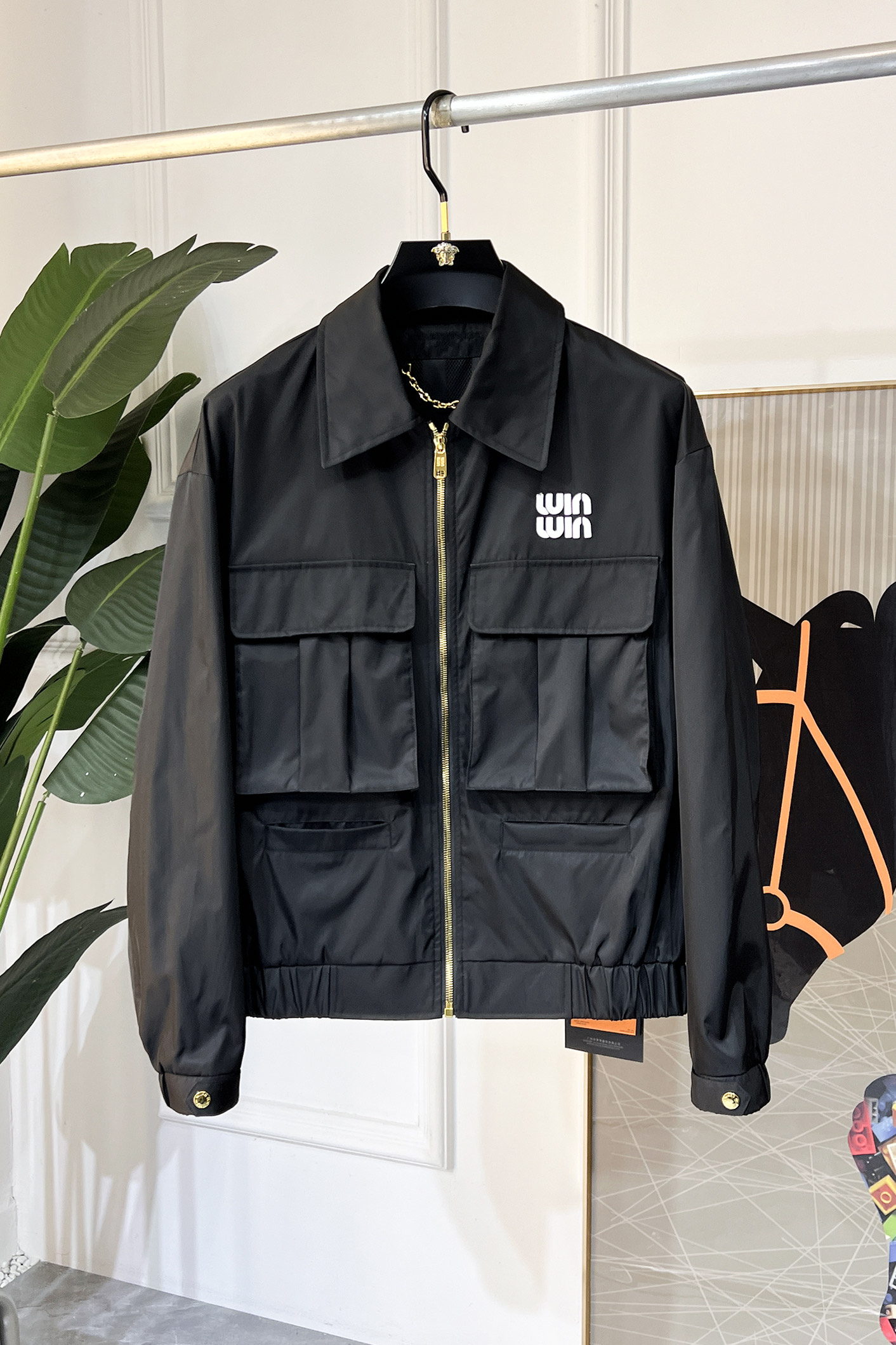 NO:117742,Misunderstanding - 2025ss Snake Year New Year Spring Jacket, customized high-quality polyester fabric!  Top-level fashion brand elements logo design, complete with three standards!  The original hardware and accessories have smooth lines and exquisite craftsmanship, excellent upper body style, comfortable fabric, windproof and warm, and casual matching are very fashionable, handsome, casual and fashionable men's must-have!  Size M-3XL (model 178/145 catties wear L), Jackets & coats, Jackets & coats, Alexander wang19860909谬谬 - 2025ss蛇年贺岁款春装夹克外套,定制高品质聚酯纤维面料！顶级时尚大牌元素logo设计,三标齐全！原版五金辅料,线条流畅,工艺精致,上身版型超赞,面料舒适,挡风保暖,随意搭配都非常时尚帅气休闲时尚男仕必备款哦！尺码M-3XL（模特178/145斤穿L）,,jackets & coats,jackets & coats,alexander wang,Men's clothing