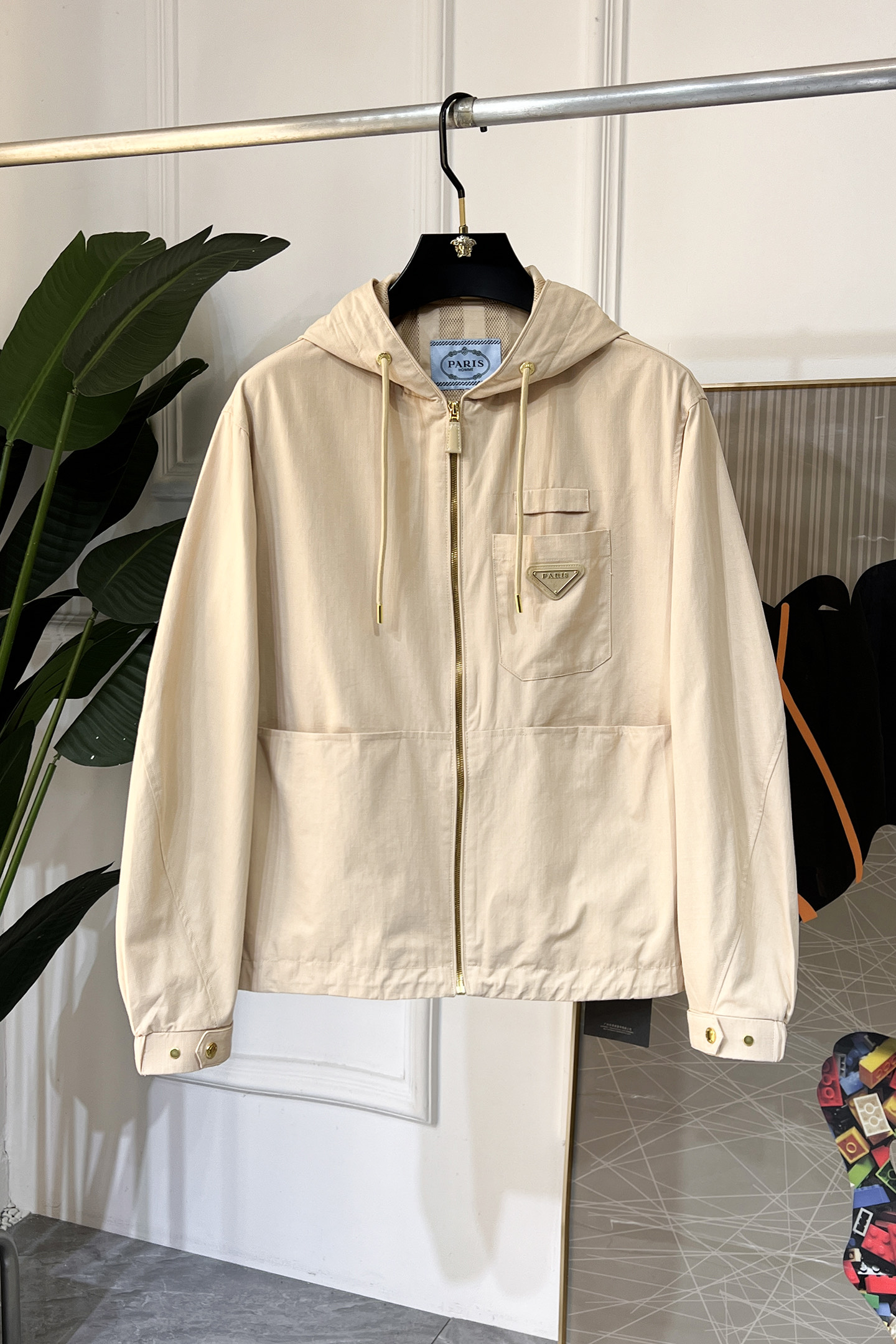 NO:117736,Prada - 2025ss Snake Year New Year Spring Jacket Jacket, customized high-quality polyester fabric!  Top-level fashion brand elements logo design, complete with three standards!  The original hardware and accessories have smooth lines and exquisite craftsmanship, excellent upper body style, comfortable fabric, windproof and warm, and casual matching are very fashionable, handsome, casual and fashionable men's must-have!  Size M-3XL (model 178/145 catties wear L), prada, jackets & coats, jackets & coats, alexander wang19860909普拉达 - 2025ss蛇年贺岁款春装夹克外套,定制高品质聚酯纤维面料！顶级时尚大牌元素logo设计,三标齐全！原版五金辅料,线条流畅,工艺精致,上身版型超赞,面料舒适,挡风保暖,随意搭配都非常时尚帅气休闲时尚男仕必备款哦！尺码M-3XL（模特178/145斤穿L）,,prada,jackets & coats,jackets & coats,alexander wang,Men's clothing