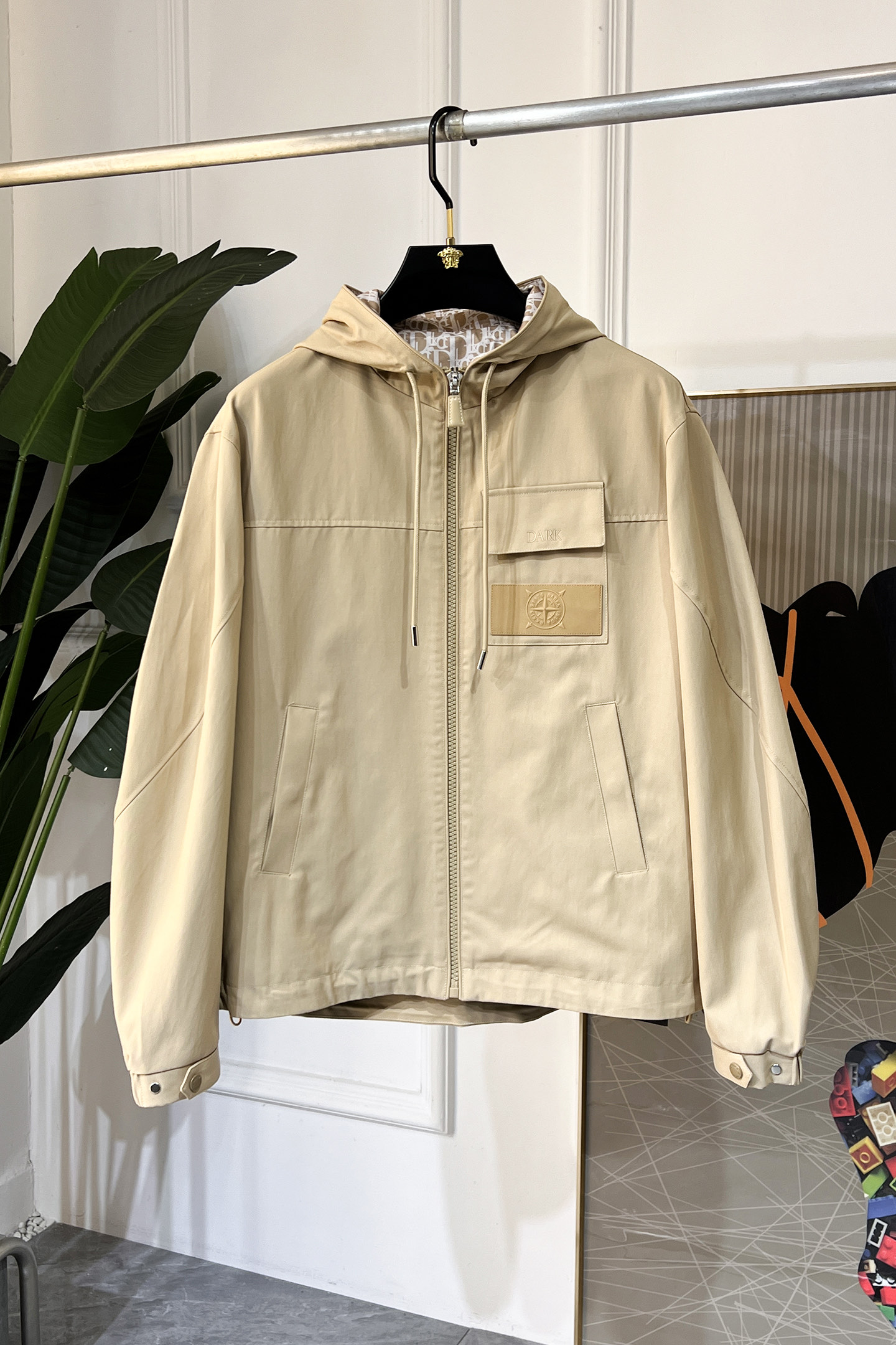 NO:117739,Dior - 2025ss Snake Year New Year Spring Jacket, Customized High-quality Polyester Fabric!  Top-level fashion brand elements logo design, complete with three standards!  The original hardware and accessories have smooth lines and exquisite craftsmanship, excellent upper body style, comfortable fabric, windproof and warm, and casual matching are very fashionable, handsome, casual and fashionable men's must-have!  Size M-3XL (model 178/145 catties wear L), dior, jackets & coats, jackets & coats, alexander wang19860909迪奥 - 2025ss蛇年贺岁款春装夹克外套,定制高品质聚酯纤维面料！顶级时尚大牌元素logo设计,三标齐全！原版五金辅料,线条流畅,工艺精致,上身版型超赞,面料舒适,挡风保暖,随意搭配都非常时尚帅气休闲时尚男仕必备款哦！尺码M-3XL（模特178/145斤穿L）,,dior,jackets & coats,jackets & coats,alexander wang,Men's clothing