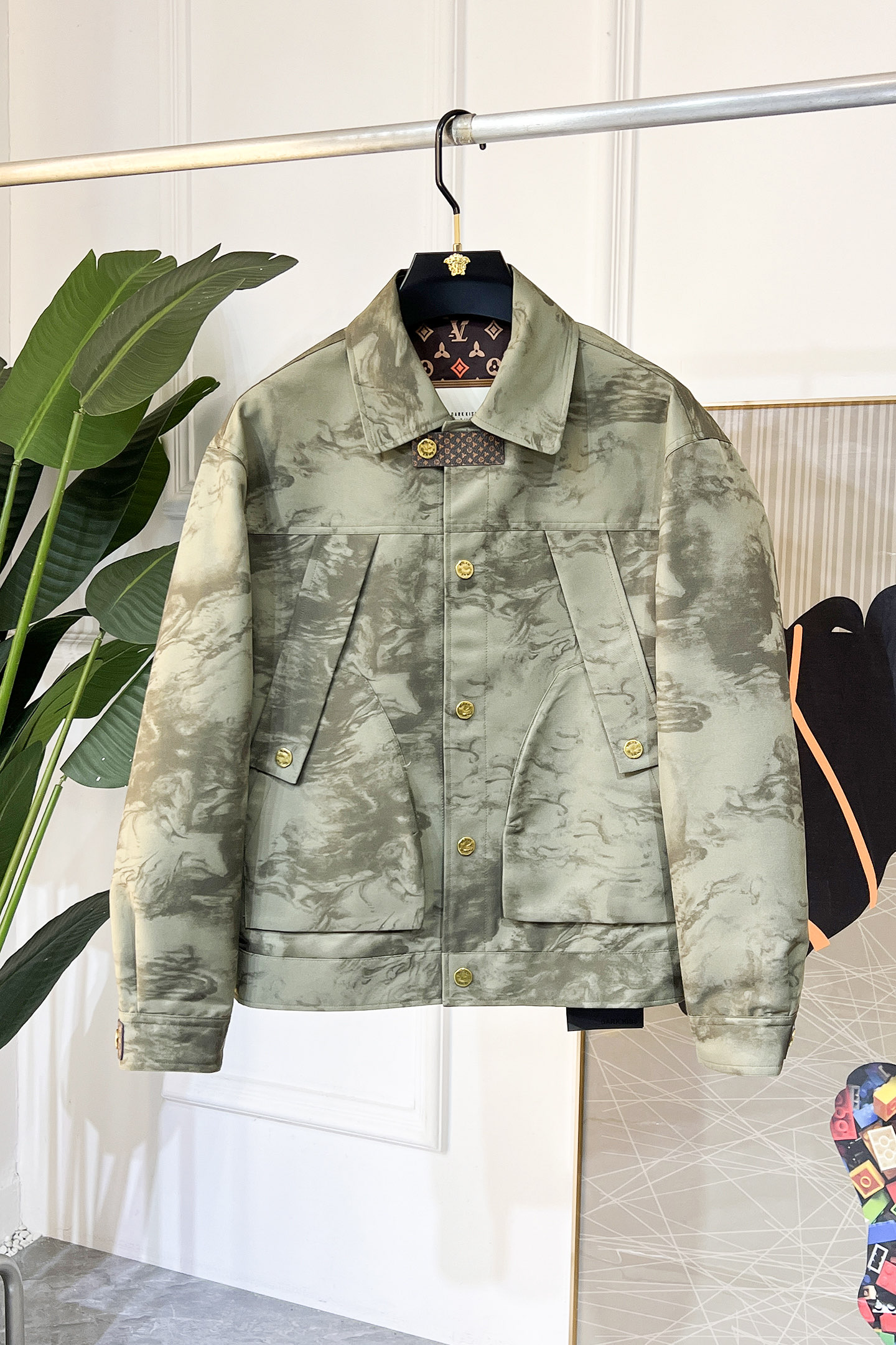 NO:117725,LV - 2025ss Snake Year New Year Spring Jacket Jacket, customized high-quality polyester fiber fabric!  Top-level fashion brand elements logo design, complete with three standards!  The original hardware and accessories have smooth lines and exquisite craftsmanship, excellent upper body style, comfortable fabric, windproof and warm, and casual matching are very fashionable, handsome, casual and fashionable men's must-have!  Size M-3XL (model 178/145 catties wear L), louis vuitton, jackets & coats, jackets & coats, alexander wang19860909LV - 2025ss蛇年贺岁款春装夹克外套,定制高品质聚酯纤维面料！顶级时尚大牌元素logo设计,三标齐全！原版五金辅料,线条流畅,工艺精致,上身版型超赞,面料舒适,挡风保暖,随意搭配都非常时尚帅气休闲时尚男仕必备款哦！尺码M-3XL（模特178/145斤穿L）,,louis vuitton,jackets & coats,jackets & coats,alexander wang,Men's clothing