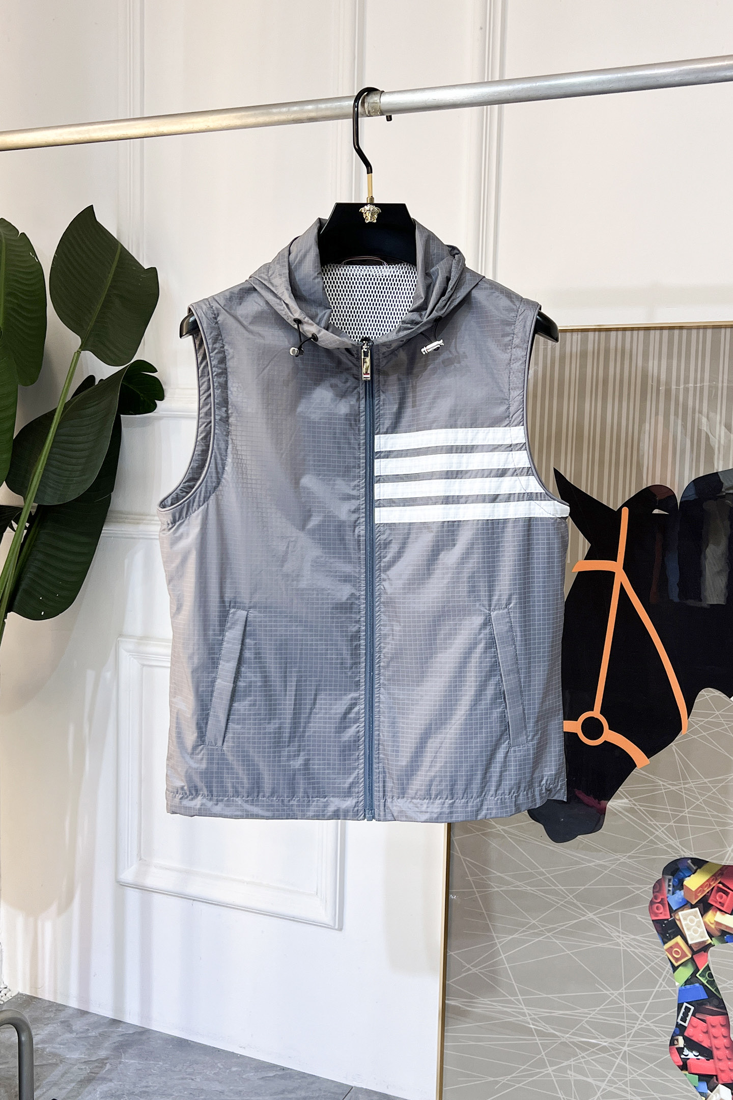 NO:116278,TB - 2025ss Snake Year New Year Spring Vest Jacket, customized high-quality polyester fiber fabric!  Top-level fashion brand elements logo design, complete with three standards!  The original hardware and accessories have smooth lines and exquisite craftsmanship, excellent upper body style, comfortable fabric, windproof and warm, and casual matching are very fashionable, handsome, casual and fashionable men's must-have!  Size M-3XL (model 178/145 catties wear L), Jackets & coats, alexander wang19860909TB - 2025ss蛇年贺岁款春装马甲外套,定制高品质聚酯纤维面料！顶级时尚大牌元素logo设计,三标齐全！原版五金辅料,线条流畅,工艺精致,上身版型超赞,面料舒适,挡风保暖,随意搭配都非常时尚帅气休闲时尚男仕必备款哦！尺码M-3XL（模特178/145斤穿L）,,jackets & coats,alexander wang,Men's clothing