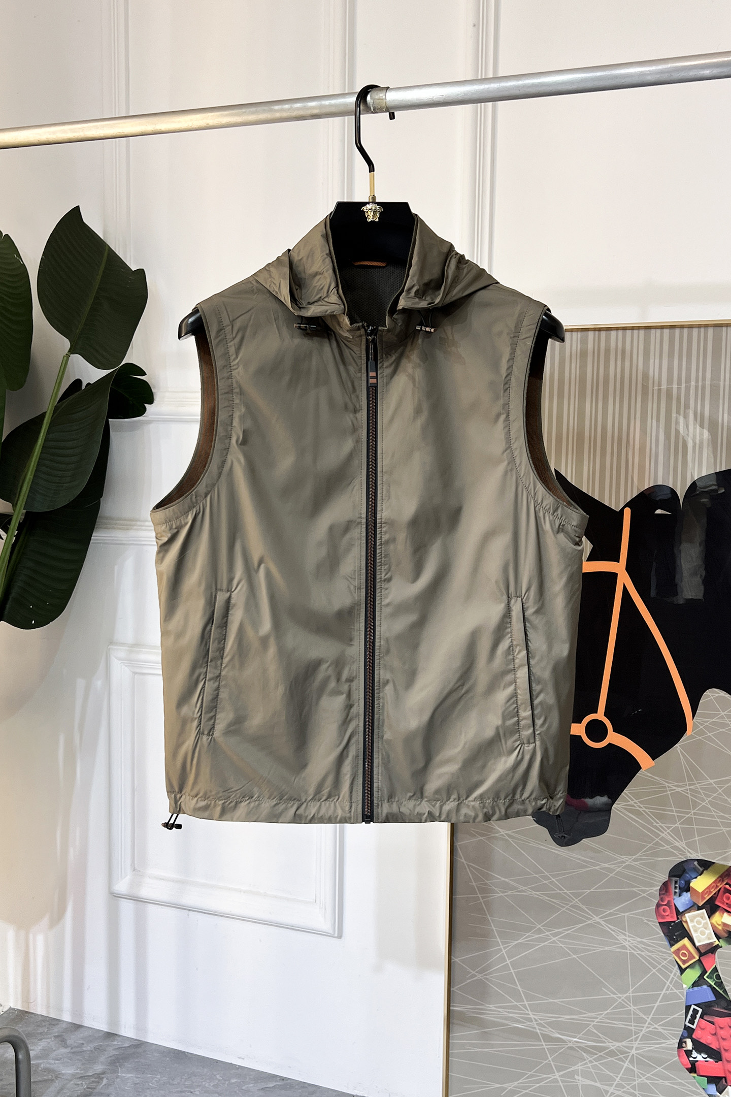 NO:116275,JINIA - 2025ss Snake Year New Year Spring Vest Jacket, customized high-quality polyester fabric!  Top-level fashion brand elements logo design, complete with three standards!  The original hardware and accessories have smooth lines and exquisite craftsmanship, excellent upper body style, comfortable fabric, windproof and warm, and casual matching are very fashionable, handsome, casual and fashionable men's must-have!  Size M-3XL (model 178/145 catties wear L), zegna, jackets & coats, alexander wang19860909杰尼娅 - 2025ss蛇年贺岁款春装马甲外套,定制高品质聚酯纤维面料！顶级时尚大牌元素logo设计,三标齐全！原版五金辅料,线条流畅,工艺精致,上身版型超赞,面料舒适,挡风保暖,随意搭配都非常时尚帅气休闲时尚男仕必备款哦！尺码M-3XL（模特178/145斤穿L）,,zegna,jackets & coats,alexander wang,Men's clothing