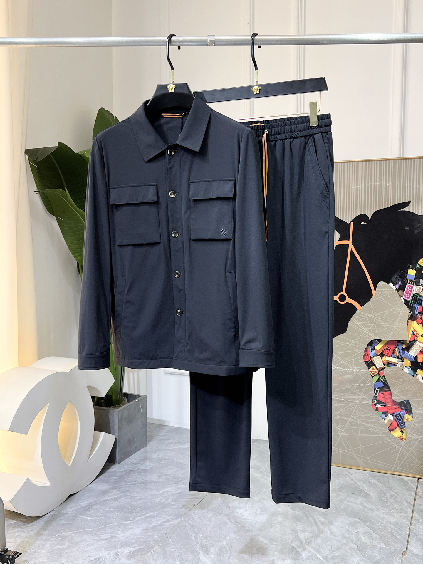 NO:116284,JINIA - 2025ss Snake Year Spring Clothing New Casual Set!  Celebrities’ favorite fashion casual suits, simple and generous, craft design on the official website!  Clean and neat tailored, full of urban style. It is available for exclusive top custom fabrics, soft and dry, and the upper body has a crisp and stylish effect. The three-dimensional cutting process and the style are all high-standard and appropriate silhouette versions!  It’s not tight, just feel good when you wear it. With so many top-quality raw materials, you can create high-end products with unparalleled value. The first choice for high-end fashion fashion people with a complete range of three standards, and the upper body effect is super good!  Code number M-3XL, zegna, alexander wang19860909杰尼娅 - 2025ss蛇年春装新品休闲套装！明星最爱时装味休闲套装 简单大方,官网11工艺设计！干净利落剪裁 都市风十足 可供独家顶级定制面料,手感软糯干爽,上身效果挺括有型.立体裁剪工艺,版型上都是高标准,恰当好处的廓型版！又恰恰不紧绷,穿上心情就好,如此众多的顶级原料,打造出价值感无与伦比的高端产品,三标齐全高端潮流时尚人士首选,上身效果超级好看！码数M-3XL,,zegna,alexander wang,Men's clothing