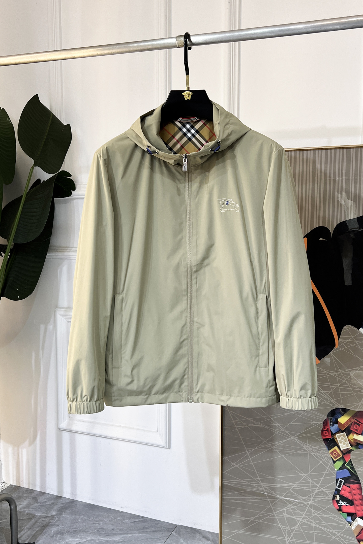 NO:116291,Burberry - 2025ss Snake Year New Year Spring Jacket, Customized High-quality Polyester Fabric!  Top-level fashion brand elements logo design, complete with three standards!  The original hardware and accessories have smooth lines and exquisite craftsmanship, excellent upper body style, comfortable fabric, windproof and warm, and casual matching are very fashionable, handsome, casual and fashionable men's must-have!  Size M-3XL (model 178/145 catties wear L), burberry, jackets & coats, jackets & coats, alexander wang19860909巴宝莉 - 2025ss蛇年贺岁款春装夹克外套,定制高品质聚酯纤维面料！顶级时尚大牌元素logo设计,三标齐全！原版五金辅料,线条流畅,工艺精致,上身版型超赞,面料舒适,挡风保暖,随意搭配都非常时尚帅气休闲时尚男仕必备款哦！尺码M-3XL（模特178/145斤穿L）,,burberry,jackets & coats,jackets & coats,alexander wang,Men's clothing