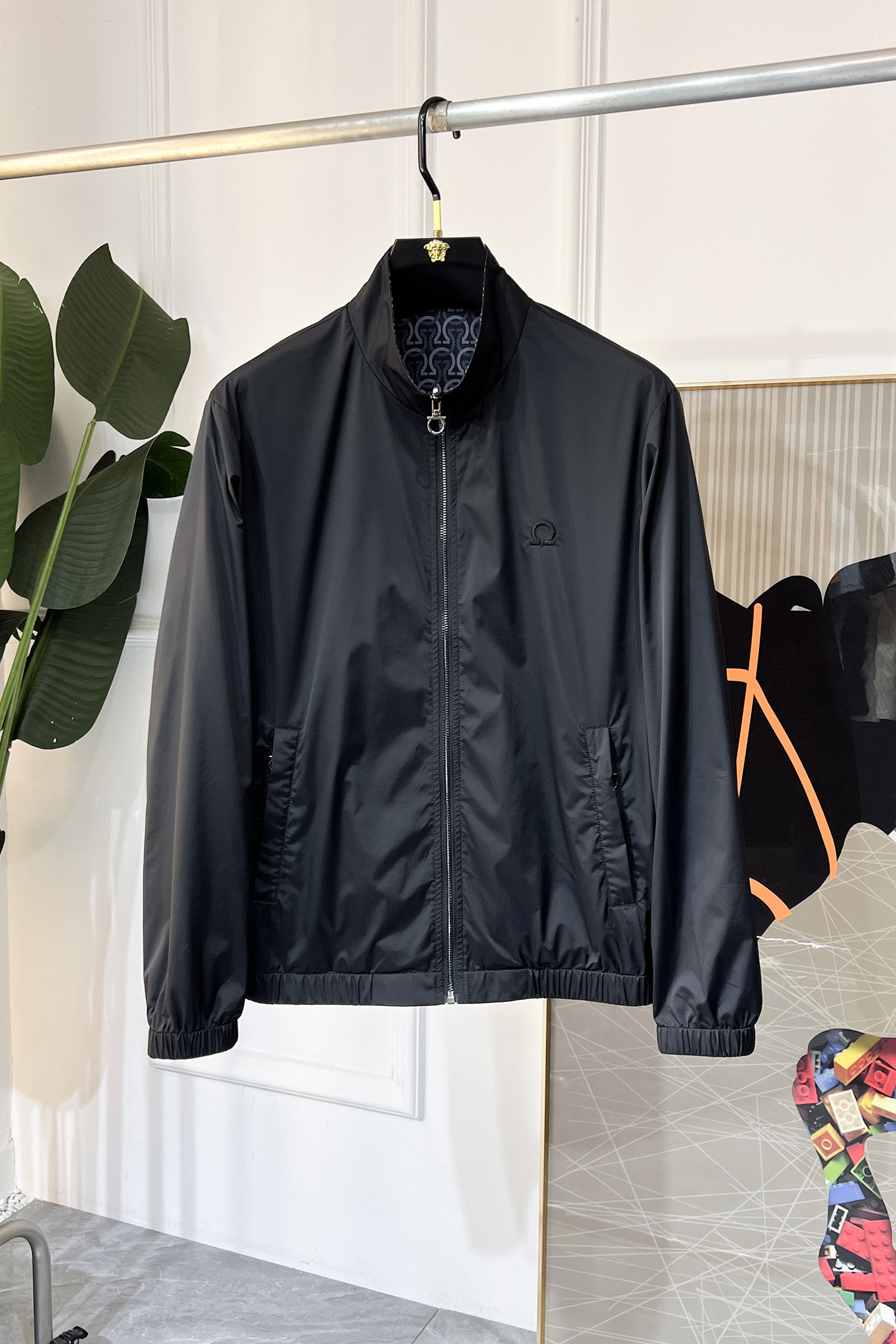 NO:116279,Ferragamo - 2025ss Snake Year New Year Spring Dressing Double-sided Jacket Jacket, Customized High-quality Polyester Fabric!  Top-level fashion brand elements logo design, complete with three standards!  The original hardware and accessories have smooth lines and exquisite craftsmanship, excellent upper body style, comfortable fabric, windproof and warm, and casual matching are very fashionable, handsome, casual and fashionable men's must-have!  Size M-3XL (model 178/145 catties wear L), ferragamo, jackets & coats, jackets & coats, alexander wang19860909菲拉格慕 - 2025ss蛇年贺岁款春装双面穿夹克外套,定制高品质聚酯纤维面料！顶级时尚大牌元素logo设计,三标齐全！原版五金辅料,线条流畅,工艺精致,上身版型超赞,面料舒适,挡风保暖,随意搭配都非常时尚帅气休闲时尚男仕必备款哦！尺码M-3XL（模特178/145斤穿L）,,ferragamo,jackets & coats,jackets & coats,alexander wang,Men's clothing