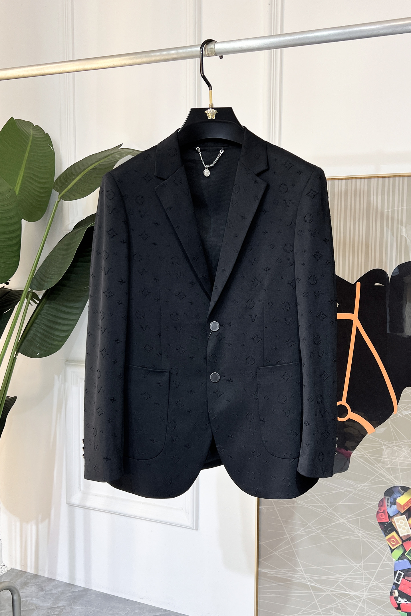 NO:116272,LV - 2025ss New Year Spring Fashion Spring Clothes Biggest Casual Suit Jacket The most fashionable and simple design, atmospheric and decent, highlighting exquisiteness in a casual manner. Fabric This technology customized polyester fiber fabric is not a traditional design, it looks more young and fashionable. Details are very particular. The upper body effect is a regular style but the tailoring is very special. The effect is not loose or slim. It is moderate. No matter how fat and thin you wear it, there are different styles and sizes 48-56,,louis vuitton,jackets & coats,business suit,alexander wang19860909LV - 2025ss贺岁款春装大爆款休闲西装外套 最为时尚简约设计,大气得体,随意中凸显精致.面料 此款科技定制聚酯纤维面料, 不是传统的设计 更加显得年轻时尚 细节 非常讲究 上身效果属于常规款但是剪裁非常特别 效果并不是宽松 也不是修身 属于适中 无论胖瘦穿上身 都有不同的风格尺码48-56,,louis vuitton,jackets & coats,business suit,alexander wang,Men's clothing