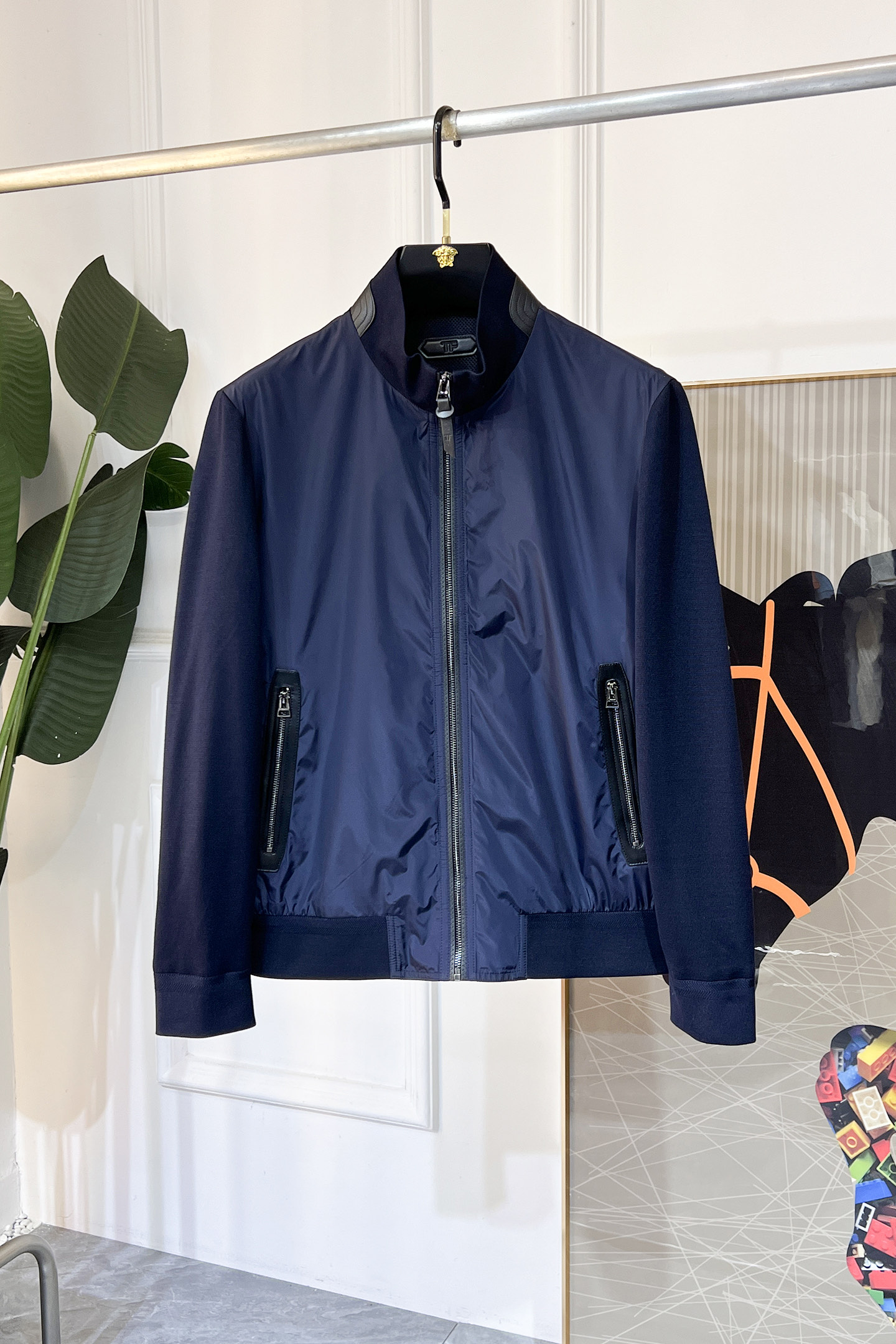 NO:117685,TF - 2025ss Snake Year New Year Spring Jacket, Customized High-quality Polyester Fabric!  Top-level fashion brand elements logo design, complete with three standards!  The original hardware and accessories have smooth lines and exquisite craftsmanship, excellent upper body style, comfortable fabric, windproof and warm, and casual matching are very fashionable, handsome, casual and fashionable men's must-have!  Size M-3XL (model 178/145 catties wear L),,tom ford, jackets & coats, jackets & coats, alexander wang19860909TF - 2025ss蛇年贺岁款春装夹克外套,定制高品质聚酯纤维面料！顶级时尚大牌元素logo设计,三标齐全！原版五金辅料,线条流畅,工艺精致,上身版型超赞,面料舒适,挡风保暖,随意搭配都非常时尚帅气休闲时尚男仕必备款哦！尺码M-3XL（模特178/145斤穿L）,,tom ford,jackets & coats,jackets & coats,alexander wang,Men's clothing