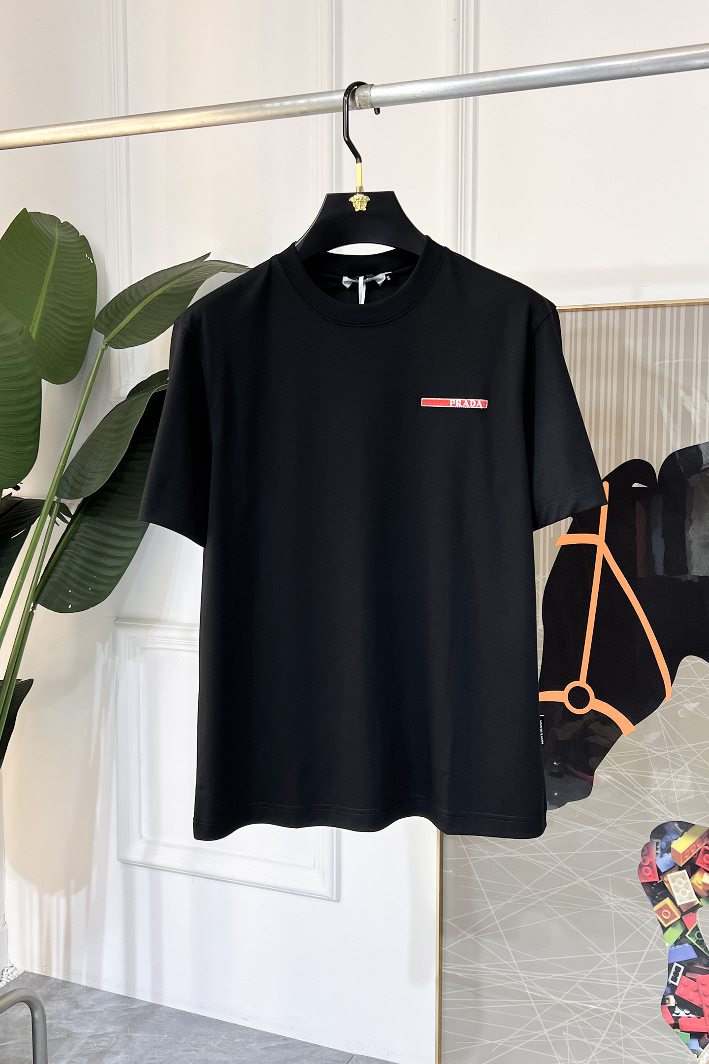 NO:117692,Prada - 2025ss Snake Year New Year Spring and Summer Boutique Short-sleeved T-shirts Official website synchronization High-end quality Customized top mercerized cotton fabrics, top manufacturers 1:1 production, fashionable big brand heavy craftsmanship logo design, soft and delicate touch, skin-friendly and comfortable to wear, versatile and casual, the upper body is very good, handsome, trendy men's essential products Size M-3XL (model 175/145 jin wearing L), prada, T-shirt,tees, t-shirt,alexander wang19860909普拉达- 2025ss蛇年贺岁款春夏精品短袖T恤 官网同步 高端品质 定制顶级丝光棉面料,顶级大厂1:1制作,时尚大牌重工艺logo设计,手感柔软细腻 穿着亲肤舒适 百搭休闲 上身非常赞 帅气 潮男必备品 尺码M-3XL(模特175/145斤穿L),,prada,T-shirt,tees，t-shirt,alexander wang,Men's clothing