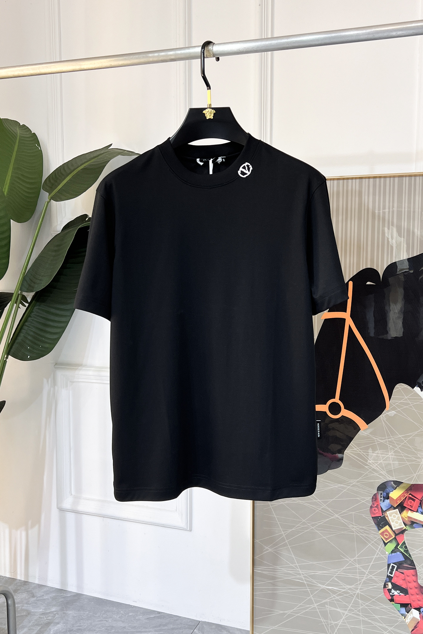 NO:117670,Valentino - 2025ss Snake Year New Year Spring and Summer Boutique Short-sleeved T-shirts for Spring and Summer Official Website Synchronization High-end Quality Customized Top Mercerized Cotton Fabrics, 1:1 Production of Top Manufacturers, Fashionable Brand Heavy Crafts Logo Design, Soft and Delicate Hands, Skin-friendly and Comfortable, Versatile and Casual, The upper body is very good, Handsome, T-shirt, Alexander Wang, Size M-3XL (Model 175/145 catties wear L), valentino, T-shirt,tees, t-shirt,alexander Wang19860909华伦天奴- 2025ss蛇年贺岁款春夏精品短袖T恤 官网同步 高端品质 定制顶级丝光棉面料,顶级大厂1:1制作,时尚大牌重工艺logo设计,手感柔软细腻 穿着亲肤舒适 百搭休闲 上身非常赞 帅气 潮男必备品 尺码M-3XL(模特175/145斤穿L),,valentino,T-shirt,tees，t-shirt,alexander wang,Men's clothing