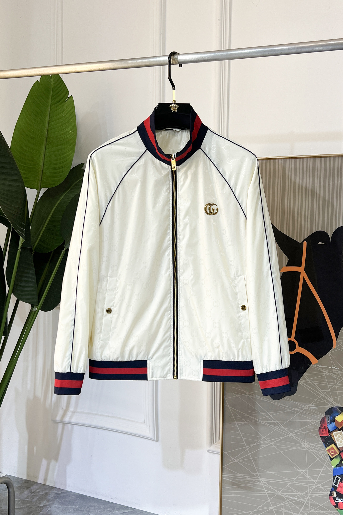 NO:117584,Guqi - 2025ss Snake Year New Year Spring Jacket, customized high-quality polyester fabric!  Top-level fashion brand elements logo design, complete with three standards!  The original hardware and accessories have smooth lines and exquisite craftsmanship, excellent upper body style, comfortable fabric, windproof and warm, and casual matching are very fashionable, handsome, casual and fashionable men's must-have!  Size M-3XL (model 178/145 catties wear L), Jackets & coats, Jackets & coats, Alexander wang19860909古奇 - 2025ss蛇年贺岁款春装夹克外套,定制高品质聚酯纤维面料！顶级时尚大牌元素logo设计,三标齐全！原版五金辅料,线条流畅,工艺精致,上身版型超赞,面料舒适,挡风保暖,随意搭配都非常时尚帅气休闲时尚男仕必备款哦！尺码M-3XL（模特178/145斤穿L）,,jackets & coats,jackets & coats,alexander wang,Men's clothing