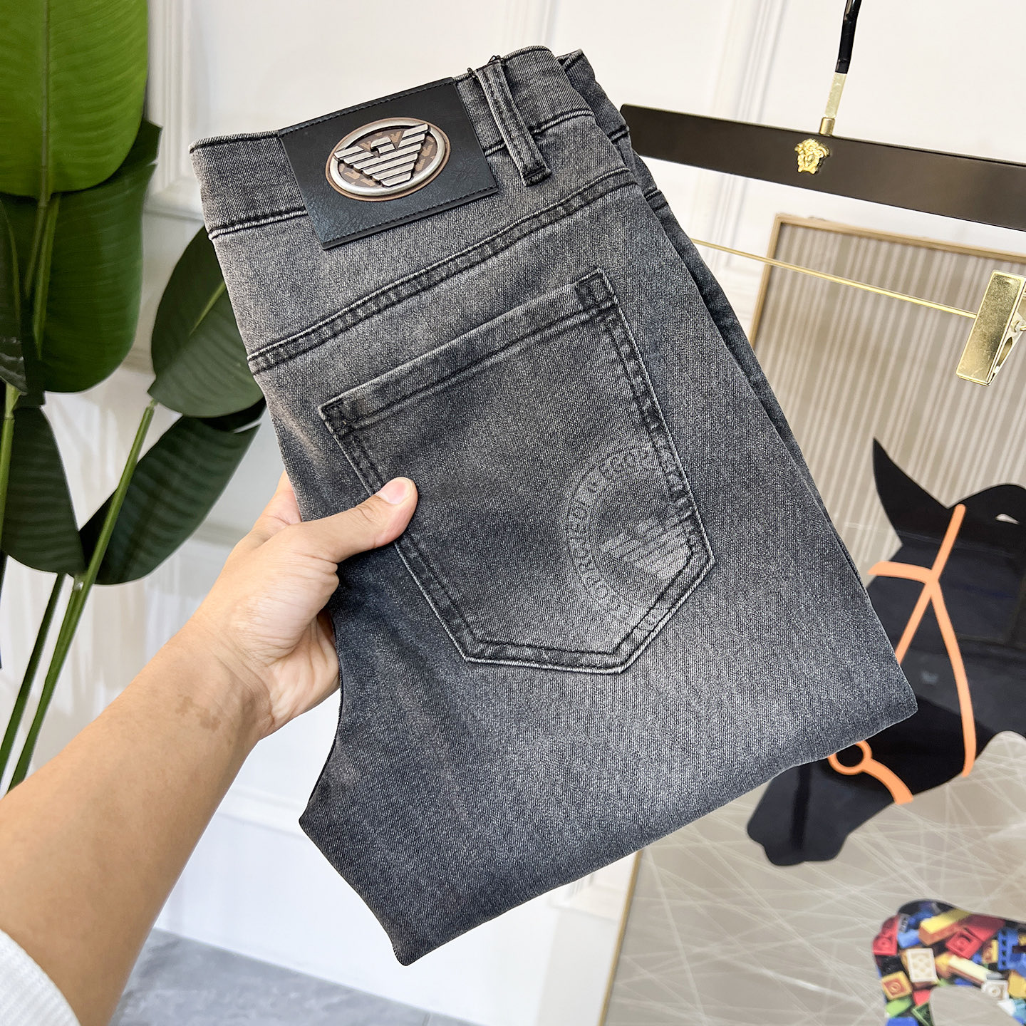 NO:117665,Armani - 2025ss Snake Spring and Summer New Year New Year wide-leg jeans. Original 1:1 production, perfect choice for daily life, simple, atmospheric, fashionable and stylish, customized imported tannin fabric, heavy industry washing process, complex and exquisite workmanship. Easy to cater to the needs of all seasons, soft and elastic, smooth and neat, original auxiliary materials, comfortable and easy to match, durable code number 29-38,,armani, jeans, alexander wang19860909阿玛尼 - 2025ss蛇年春夏贺岁款宽腿牛仔裤.原单1:1制作,日常必备的完美之选,简单大气亦时尚有型,定制进口丹宁面料 ,重工洗水工艺,做工复杂工艺精湛.轻松迎合四季需要,手感柔软带弹力,流畅利落,原版辅料五金,上身舒适非常易搭耐看码数29-38,,armani,jeans,alexander wang,Men's clothing