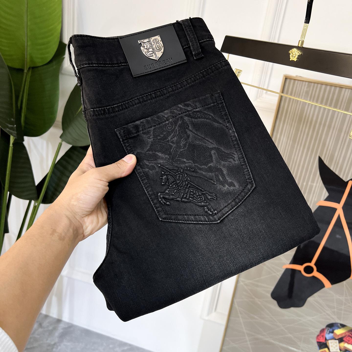 NO:117674,Burberry - 2025ss Snake Spring and Summer New Year New Year wide-leg jeans. Original 1:1 production, perfect choice for daily life, simple, atmospheric, fashionable and stylish, customized imported tannin fabric, heavy industry washing process, complex and exquisite workmanship. Easy to cater to the needs of all seasons, soft and elastic, smooth and neat, original auxiliary materials, comfortable and easy to match, durable code number 29-38, burberry, jeans, alexander wang19860909巴宝莉 - 2025ss蛇年春夏贺岁款宽腿牛仔裤.原单1:1制作,日常必备的完美之选,简单大气亦时尚有型,定制进口丹宁面料 ,重工洗水工艺,做工复杂工艺精湛.轻松迎合四季需要,手感柔软带弹力,流畅利落,原版辅料五金,上身舒适非常易搭耐看码数29-38,,burberry,jeans,alexander wang,Men's clothing