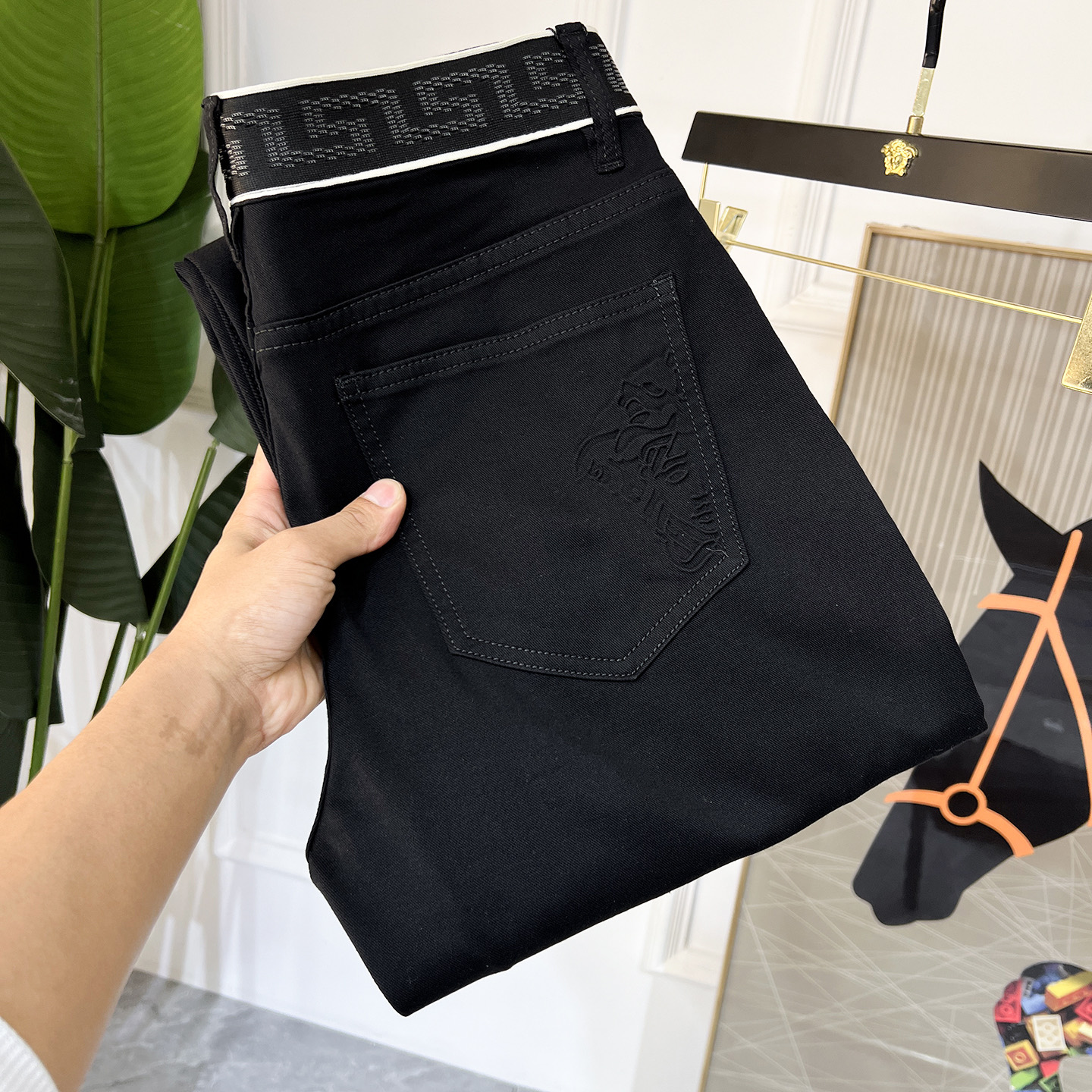 NO:117677,Versace - 2025ss Snake Spring and Summer New Year New Year wide-leg jeans. Original 1:1 production, perfect choice for daily life, simple, atmospheric, fashionable and stylish, customized imported tannin fabric, heavy industry washing process, complex and exquisite workmanship. Easy to meet the needs of all seasons, soft and elastic, smooth and neat, original auxiliary materials, comfortable and easy to match on the upper body, durable code number 29-38, versace, jeans, alexander wang19860909范思哲 - 2025ss蛇年春夏贺岁款宽腿牛仔裤.原单1:1制作,日常必备的完美之选,简单大气亦时尚有型,定制进口丹宁面料 ,重工洗水工艺,做工复杂工艺精湛.轻松迎合四季需要,手感柔软带弹力,流畅利落,原版辅料五金,上身舒适非常易搭耐看码数29-38,,versace,jeans,alexander wang,Men's clothing