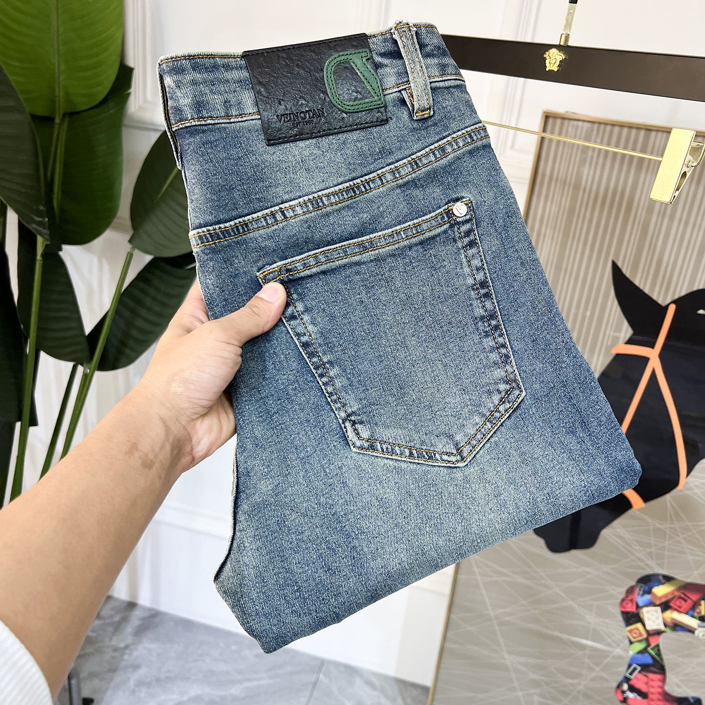 NO:117663,Valentino - 2025ss Snake Spring and Summer New Year New Year wide-leg jeans. Original 1:1 production, perfect choice for daily life, simple, atmospheric, fashionable and stylish, customized imported tannin fabric, heavy industry washing process, complex and exquisite workmanship. Easy to meet the needs of all seasons, soft and elastic, smooth and neat, original auxiliary materials, comfortable and easy to match, durable code number 29-38, valentino, jeans, alexander wang19860909华伦天奴 - 2025ss蛇年春夏贺岁款宽腿牛仔裤.原单1:1制作,日常必备的完美之选,简单大气亦时尚有型,定制进口丹宁面料 ,重工洗水工艺,做工复杂工艺精湛.轻松迎合四季需要,手感柔软带弹力,流畅利落,原版辅料五金,上身舒适非常易搭耐看码数29-38,,valentino,jeans,alexander wang,Men's clothing