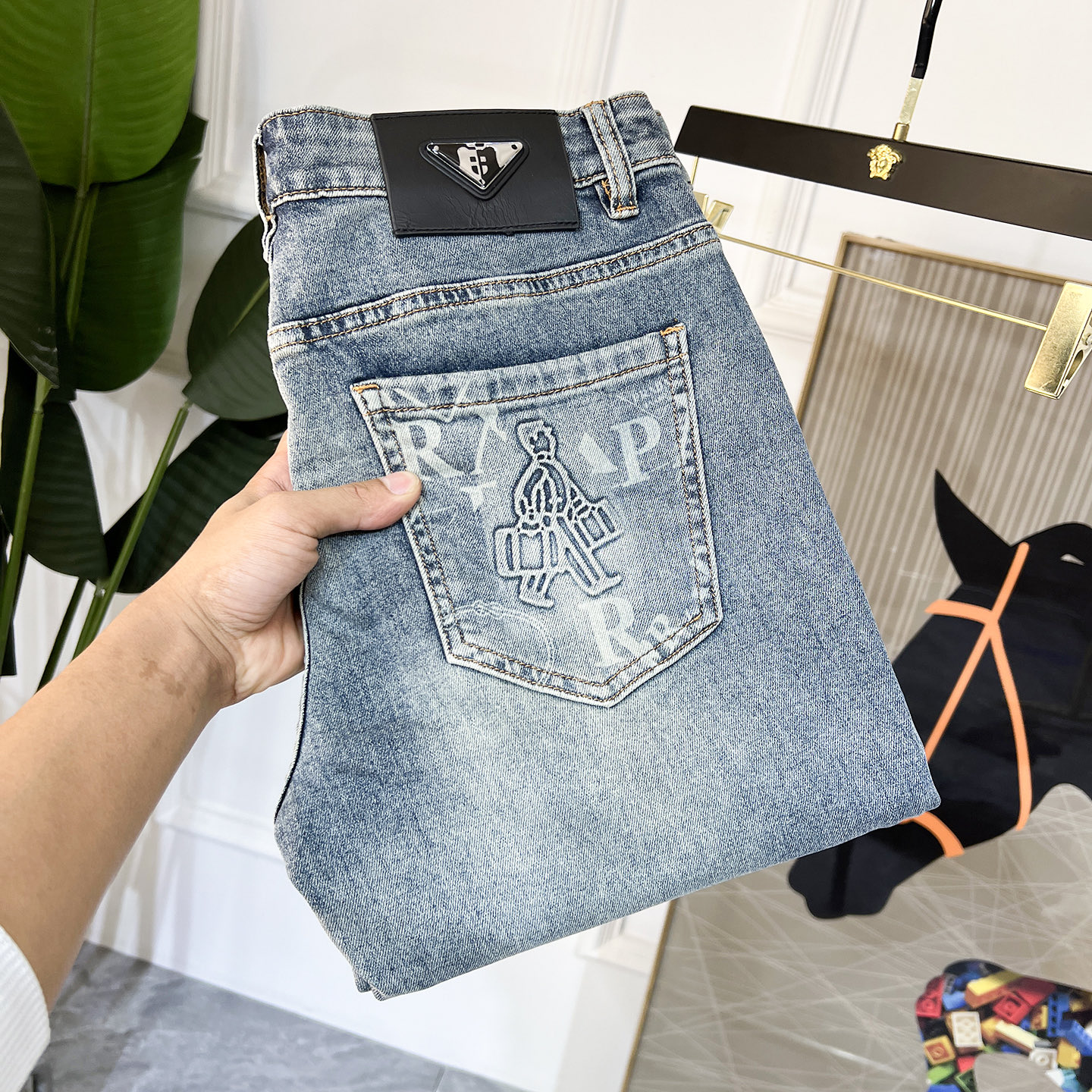 NO:117666,Prada - 2025ss Snake Spring and Summer New Year New Year wide-leg jeans. Original 1:1 production, perfect choice for daily life, simple, atmospheric, fashionable and stylish, customized imported tannin fabric, heavy industry washing process, complex and exquisite workmanship. Easy to meet the needs of all seasons, soft and elastic, smooth and neat, original auxiliary materials, comfortable and easy to match, durable code number 29-38, prada, jeans, alexander wang19860909普拉达 - 2025ss蛇年春夏贺岁款宽腿牛仔裤.原单1:1制作,日常必备的完美之选,简单大气亦时尚有型,定制进口丹宁面料 ,重工洗水工艺,做工复杂工艺精湛.轻松迎合四季需要,手感柔软带弹力,流畅利落,原版辅料五金,上身舒适非常易搭耐看码数29-38,,prada,jeans,alexander wang,Men's clothing