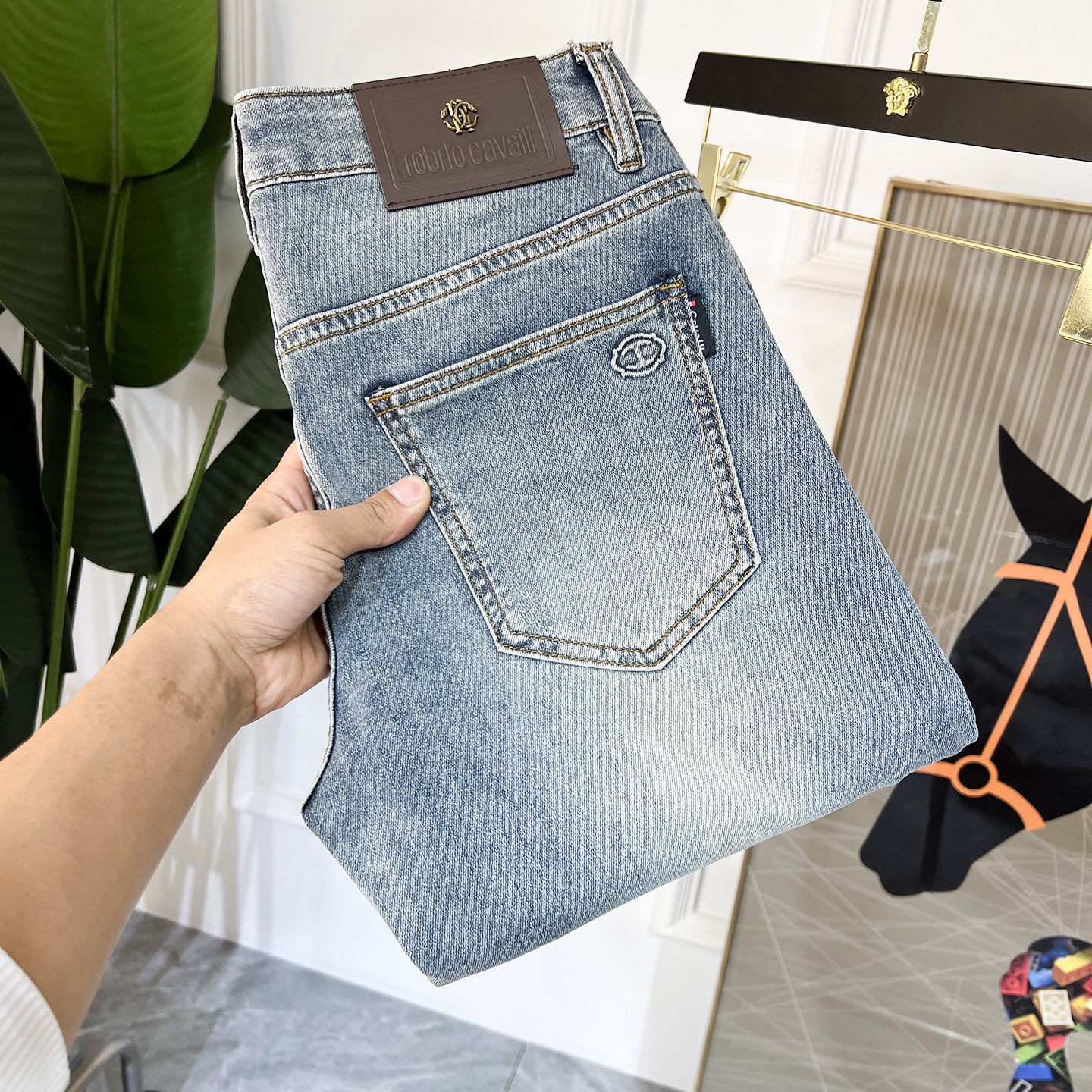 NO:117668,Cavalli - 2025ss Snake Spring and Summer New Year New Year wide-leg jeans. Original 1:1 production, perfect choice for daily life, simple, atmospheric, fashionable and stylish, customized imported tannin fabric, heavy industry washing process, complex and exquisite workmanship. Easy to meet the needs of all seasons, soft and elastic, smooth and neat, original auxiliary materials, comfortable and easy to match on the upper body, durable code number 29-38, jeans, alexander wang19860909卡瓦利 - 2025ss蛇年春夏贺岁款宽腿牛仔裤.原单1:1制作,日常必备的完美之选,简单大气亦时尚有型,定制进口丹宁面料 ,重工洗水工艺,做工复杂工艺精湛.轻松迎合四季需要,手感柔软带弹力,流畅利落,原版辅料五金,上身舒适非常易搭耐看码数29-38,,jeans,alexander wang,Men's clothing