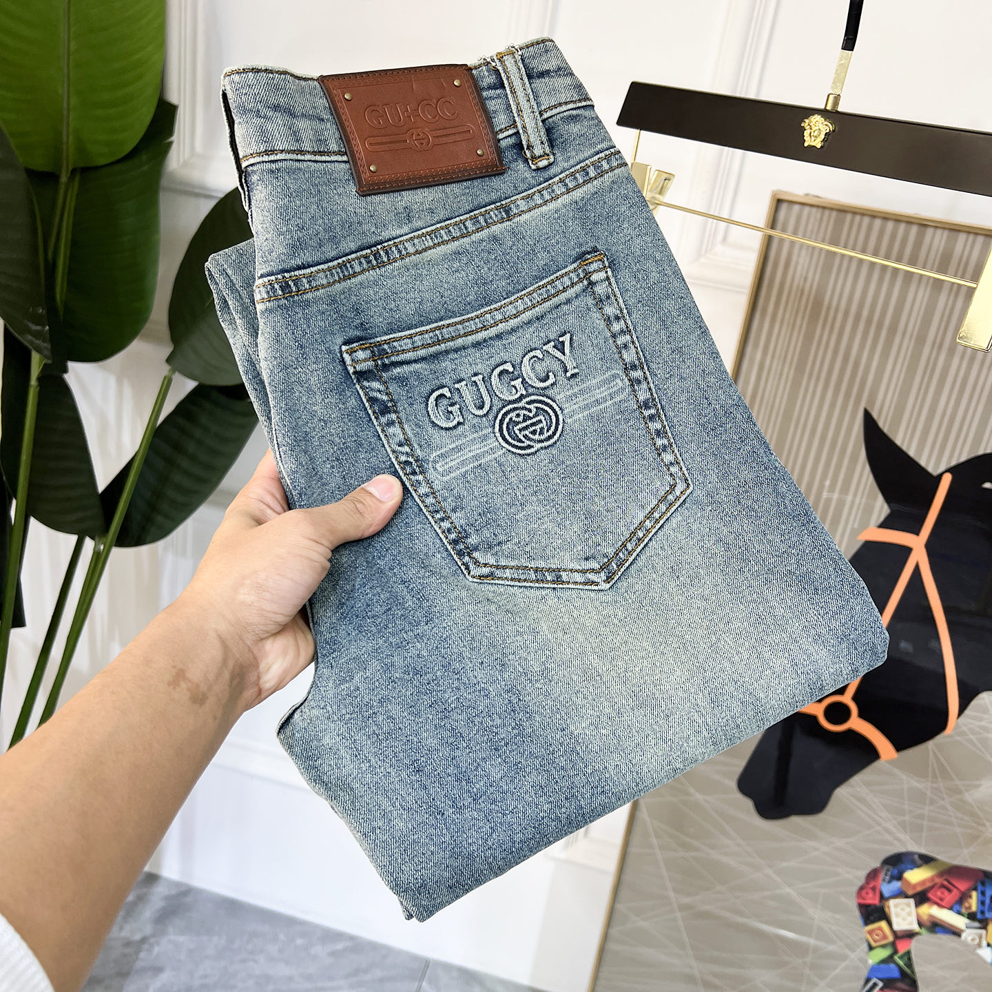 NO:117671,Guqi - 2025ss Snake Spring and Summer New Year New Year wide-leg jeans. Original 1:1 production, perfect choice for daily life, simple, atmospheric, fashionable and stylish, customized imported tannin fabric, heavy industry washing process, complex and exquisite workmanship. Easy to cater to the needs of all seasons, soft and elastic, smooth and neat, original auxiliary materials, comfortable and easy to match on the upper body, durable code number 29-38, jeans, alexander wang19860909古奇 - 2025ss蛇年春夏贺岁款宽腿牛仔裤.原单1:1制作,日常必备的完美之选,简单大气亦时尚有型,定制进口丹宁面料 ,重工洗水工艺,做工复杂工艺精湛.轻松迎合四季需要,手感柔软带弹力,流畅利落,原版辅料五金,上身舒适非常易搭耐看码数29-38,,jeans,alexander wang,Men's clothing