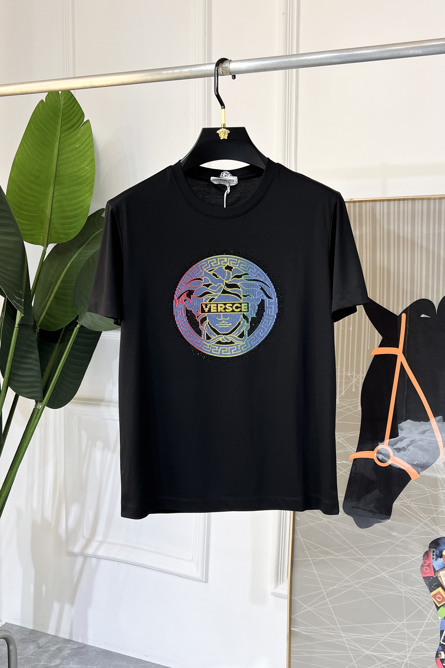 NO:117679,Versace - 2025ss Snake Year New Year Spring and Summer Boutique Short-sleeved T-shirts for Spring and Summer Official Website Synchronization High-end Quality Customized Top Mercerized Cotton Fabrics, 1:1 Production of Top Large Factory, Fashion Brand Heavy Crafts Logo Design, Soft and Delicate Hands, Comfortable Skin-friendly and Casual, Very Good Body, Handsome, Handsome, Handsome, T-shirt, Alexander Wang19860909范思哲- 2025ss蛇年贺岁款春夏精品短袖T恤 官网同步 高端品质 定制顶级丝光棉面料,顶级大厂1:1制作,时尚大牌重工艺logo设计,手感柔软细腻 穿着亲肤舒适 百搭休闲 上身非常赞 帅气 潮男必备品 尺码M-3XL(模特175/145斤穿L),,versace,T-shirt,tees，t-shirt,alexander wang,Men's clothing