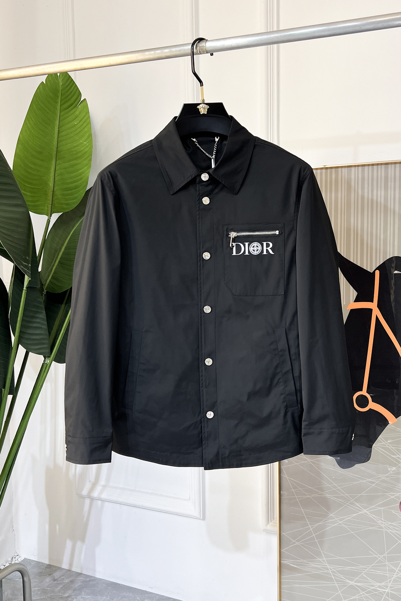 NO:117675,Dior - 2025ss Snake Year New Year Spring Jacket, Customized High-quality Polyester Fabric!  Top-level fashion brand elements logo design, complete with three standards!  The original hardware and accessories have smooth lines and exquisite craftsmanship, excellent upper body style, comfortable fabric, windproof and warm, and casual matching are very fashionable, handsome, casual and fashionable men's must-have!  Size M-3XL (model 178/145 catties wear L), dior, jackets & coats, jackets & coats, alexander wang19860909迪奥 - 2025ss蛇年贺岁款春装夹克外套,定制高品质聚酯纤维面料！顶级时尚大牌元素logo设计,三标齐全！原版五金辅料,线条流畅,工艺精致,上身版型超赞,面料舒适,挡风保暖,随意搭配都非常时尚帅气休闲时尚男仕必备款哦！尺码M-3XL（模特178/145斤穿L）,,dior,jackets & coats,jackets & coats,alexander wang,Men's clothing