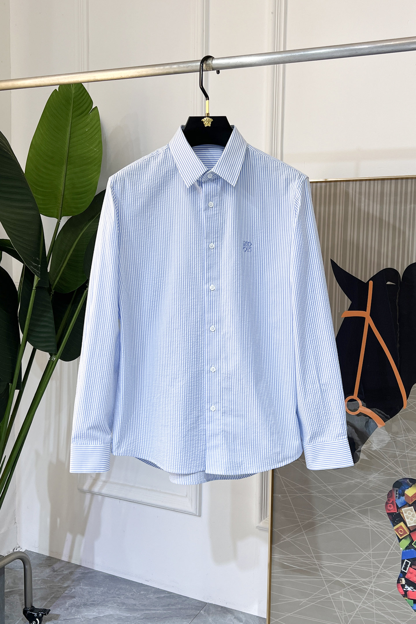 NO:628718,Luo Yiwei - 2025ss fashion hot-selling high-quality long-sleeved shirt, sold through trading company channels, in perfect condition, belonging to cabinet level, predictable hot-selling, advanced custom-made imported high-grade cotton blended fabrics, master tailoring, invincible texture, excellent skin-friendly, very outstanding aesthetic design, exquisite craftsmanship, smooth lines, perfect match!  Easily upgrade your sense of fashion, with high recognition, great upper body effect, extremely sophisticated and rigorous workmanship, neat and meticulous wiring, it can be worn for business or daily leisure!  Counter size M-3XL,,shirts,alexander wang19860909罗薏葳 - 2025ss时尚大爆款精品长袖衬衫,贸易公司渠道货,品相完美如斯,属于入柜级别,可预见性的爆款,高级定制进口高级棉混纺面料,大师级剪裁,质感无敌,亲肤性极佳,非常出彩的美学设计,工艺精湛,线条流畅,完美搭配！轻松将时髦感进阶,有着高强辨识度,上身效果超赞,做工极为考究严谨,走线工整细致,商务抑或日常休闲均可搭配！专柜尺码 M-3XL,,shirts,alexander wang,Men's clothing