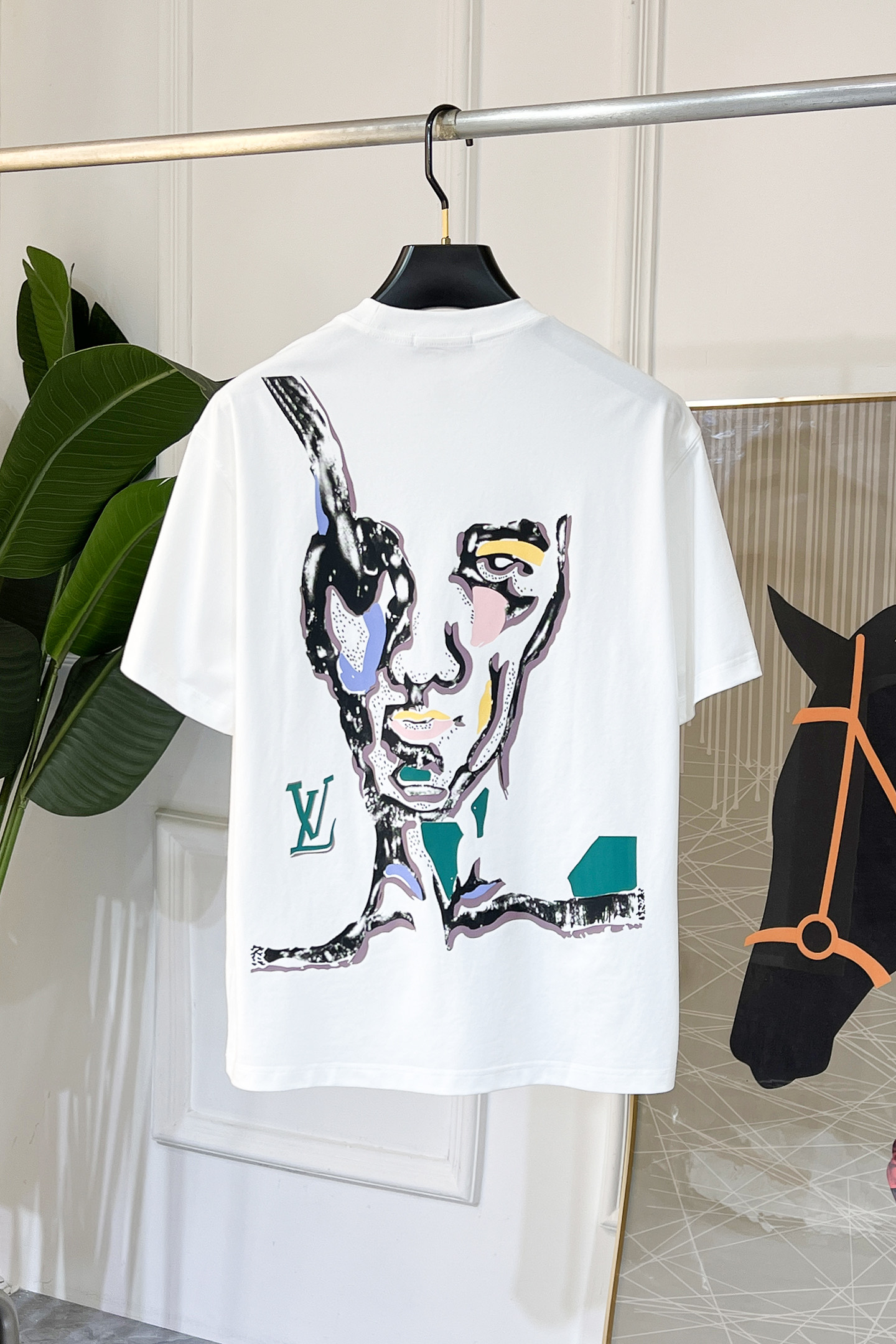 NO:520898,LV - New spring and summer short-sleeved T-shirts for men and women, and are available simultaneously for counters!  Customized exclusive pure cotton fabric, with letter logo pattern printing technology design on the chest!  Simple and generous, calm and versatile, extremely high-end, perfectly integrated with fashion and style, a top fashionable style that perfectly suits the outside wear!  The overall feeling is natural!  The ultimate classic versatile short-sleeved T-shirt uses the latest three-dimensional logo elements to highlight the texture!  The ultimate perfection of heavy industry!  Fans who pursue high quality are please buy them by themselves, and all fans who know the goods are invited to appreciate this model together!  !  Size S-3XL can wear up to 220 catties!  ,,louis vuitton,T-shirt,tees,t-shirt,alexander wang19860909LV -春夏新款男女同款短袖T恤,专柜同步发售！定制专属纯棉面料,胸前字母logo图案印花工艺设计！简约大方,从容百搭,档次极高,完美融入时尚还有风情感一款完美符合外穿的顶尖时髦气质款！整体给人浑然天成的感觉！极致经典的百搭型短袖T恤,采用最新的立体logo元素凸显质感！极致的重工极致的完美！追求高品质的粉丝们请自行抢购,诚邀所有识货的粉丝一同鉴赏此款！！尺码S-3XL 最大可穿220斤！,,louis vuitton,T-shirt,tees，t-shirt,alexander wang,Men's clothing