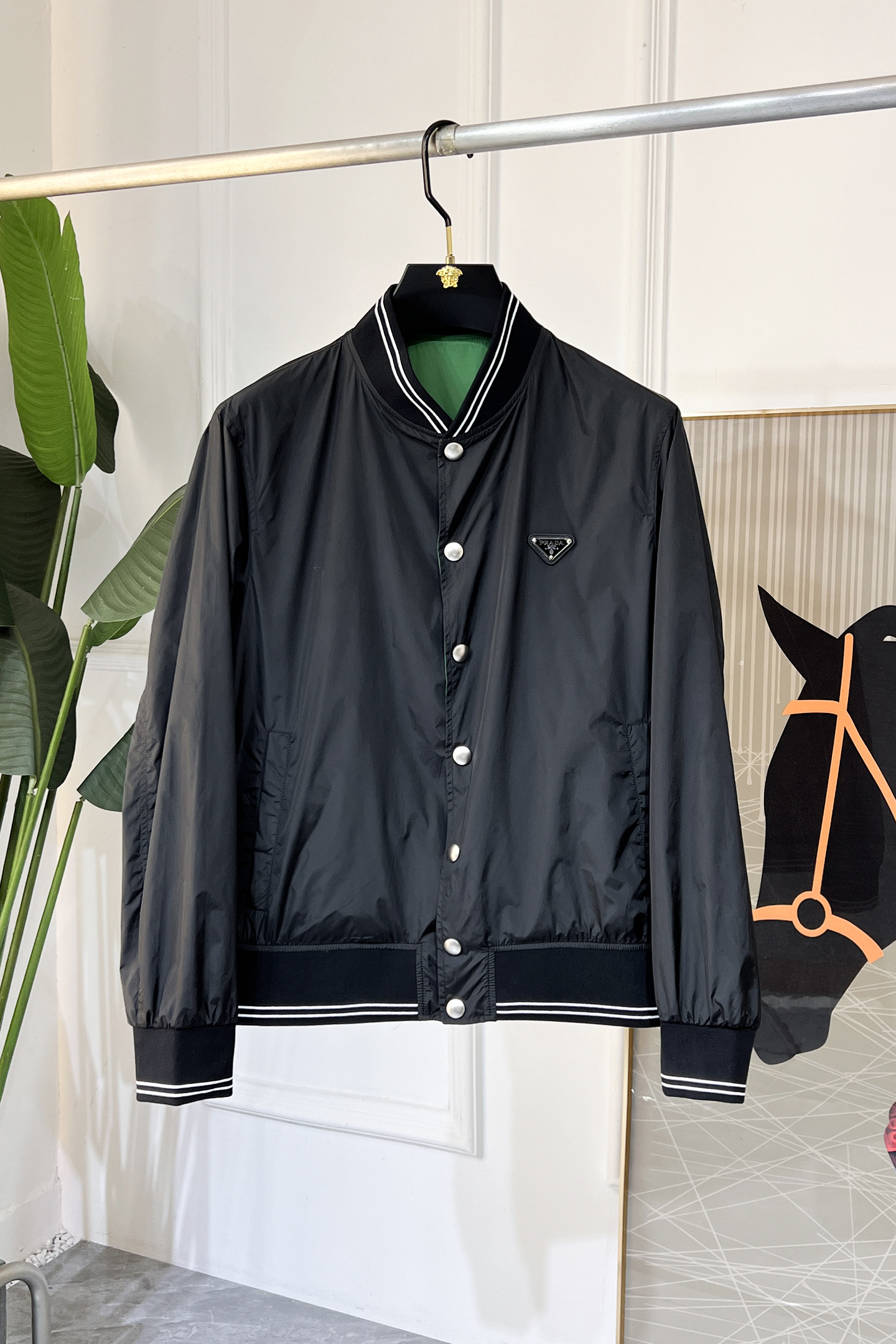 NO:129051,Prada double-sided wear, 2025 spring new jacket jacket, the new product on the show is perfect, comfortable and warm, the three-standard complete colors and full and attractive, and the very outstanding design easily advances the sense of fashion, the workmanship is extremely exquisite and rigorous, and the wiring is neat and meticulous!  A masterpiece of a big-name designer!  The upper body doesn't look bloated and super handsome!  Spot code M ~ XXXL,,prada,jackets & coats,jackets & coats,alexander wang19860909普拉达 双面穿,2025春季新款夹克外套,秀场新品品相非常完美,舒适保暖,三标齐全色泽饱满诱人,非常出彩的设计,轻松将时髦感进阶,做工极为考究严谨,走线工整细致！大牌设计师巨作！上身不显臃肿、超级帅气！现货码数M ～ XXXL,,prada,jackets & coats,jackets & coats,alexander wang,Men's clothing