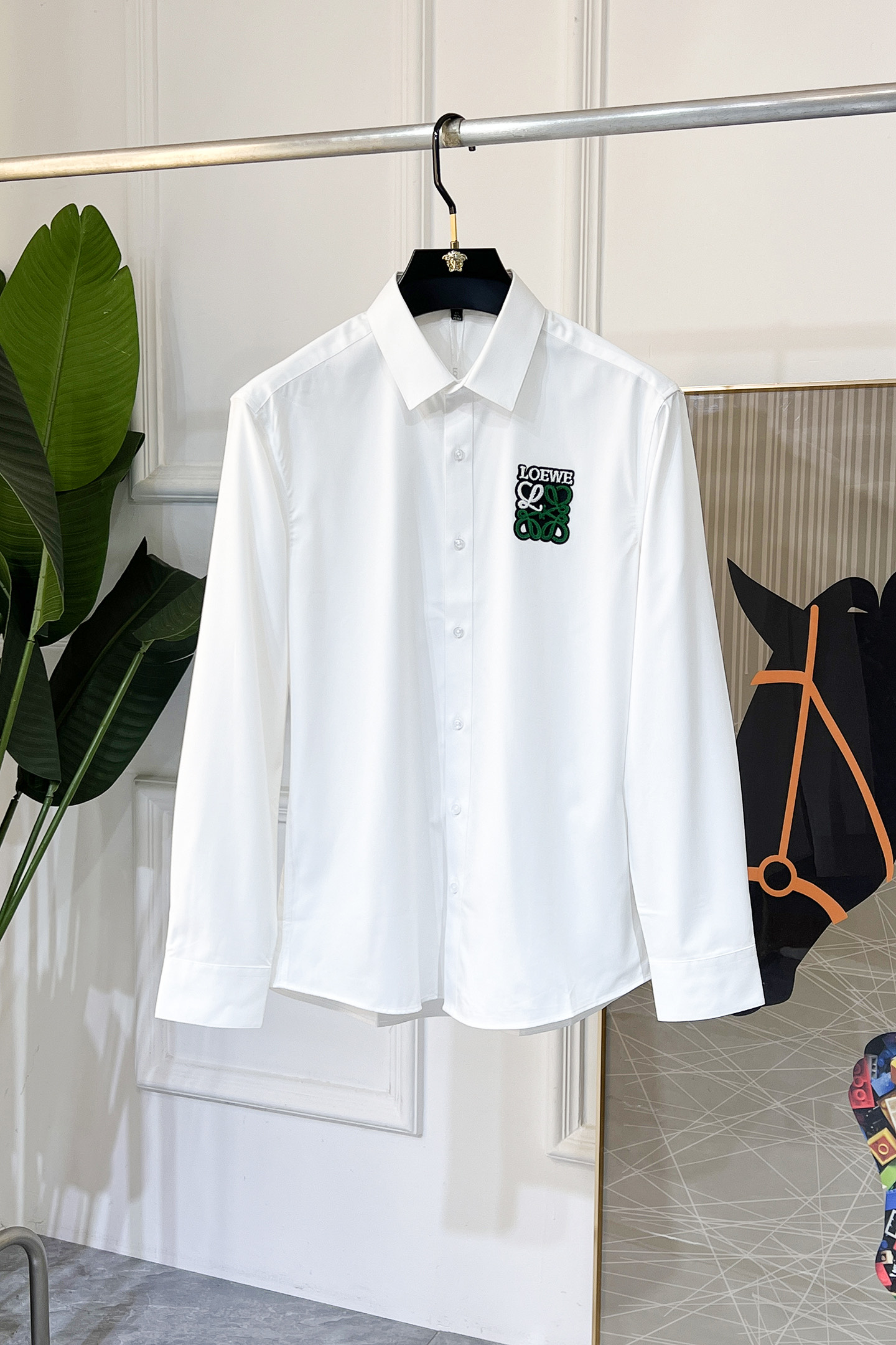 NO:530627,Luo Yiwei - SS Spring Fashion Big Boutique Long-sleeved Shirt, Trading Company Channel Product, the perfect quality, belongs to the cabinet level, predictable hot product, high-end customized imported high-end cotton blend fabric, master-level tailoring, invincible texture, excellent skin-friendly, very outstanding aesthetic design, exquisite craftsmanship, smooth lines, perfect matching!  Easy to upgrade the sense of fashion, with high recognition, excellent upper body effect, extremely exquisite workmanship, neat and meticulous routes, and can be matched for business or daily leisure!  Counter size 39-45 (M-5XL) can wear 120-200 catties!  ,shirts,alexander wang19860909罗薏葳 - ss春装时尚大爆款精品长袖衬衫,贸易公司渠道货,品相完美如斯,属于入柜级别,可预见性的爆款,高级定制进口高级棉混纺面料,大师级剪裁,质感无敌,亲肤性极佳,非常出彩的美学设计,工艺精湛,线条流畅,完美搭配！轻松将时髦感进阶,有着高强辨识度,上身效果超赞,做工极为考究严谨,走线工整细致,商务抑或日常休闲均可搭配！专柜尺码 39-45 (M-5XL）可穿120-200斤！,,shirts,alexander wang,Men's clothing