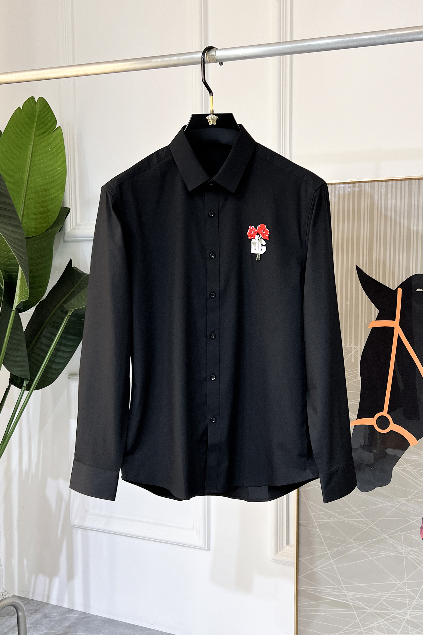 NO:530629,DG - Spring fashion and popular high-quality long-sleeved shirts, trading company channel goods, perfect appearance, belonging to the cabinet level, predictable hot product, high-end customized imported high-end cotton blend fabric, master-level tailoring, invincible texture, excellent skin-friendly, very outstanding aesthetic design, exquisite craftsmanship, smooth lines, perfect matching!  Easy to upgrade the sense of fashion, with high recognition, excellent upper body effect, extremely exquisite workmanship, neat and meticulous routes, and can be matched for business or daily leisure!  Counter size 39-45 (M-5XL) can wear 120-200 catties!  ,shirts,alexander wang19860909DG - 春装时尚大爆款精品长袖衬衫,贸易公司渠道货,品相完美如斯,属于入柜级别,可预见性的爆款,高级定制进口高级棉混纺面料,大师级剪裁,质感无敌,亲肤性极佳,非常出彩的美学设计,工艺精湛,线条流畅,完美搭配！轻松将时髦感进阶,有着高强辨识度,上身效果超赞,做工极为考究严谨,走线工整细致,商务抑或日常休闲均可搭配！专柜尺码 39-45 (M-5XL）可穿120-200斤！,,shirts,alexander wang,Men's clothing