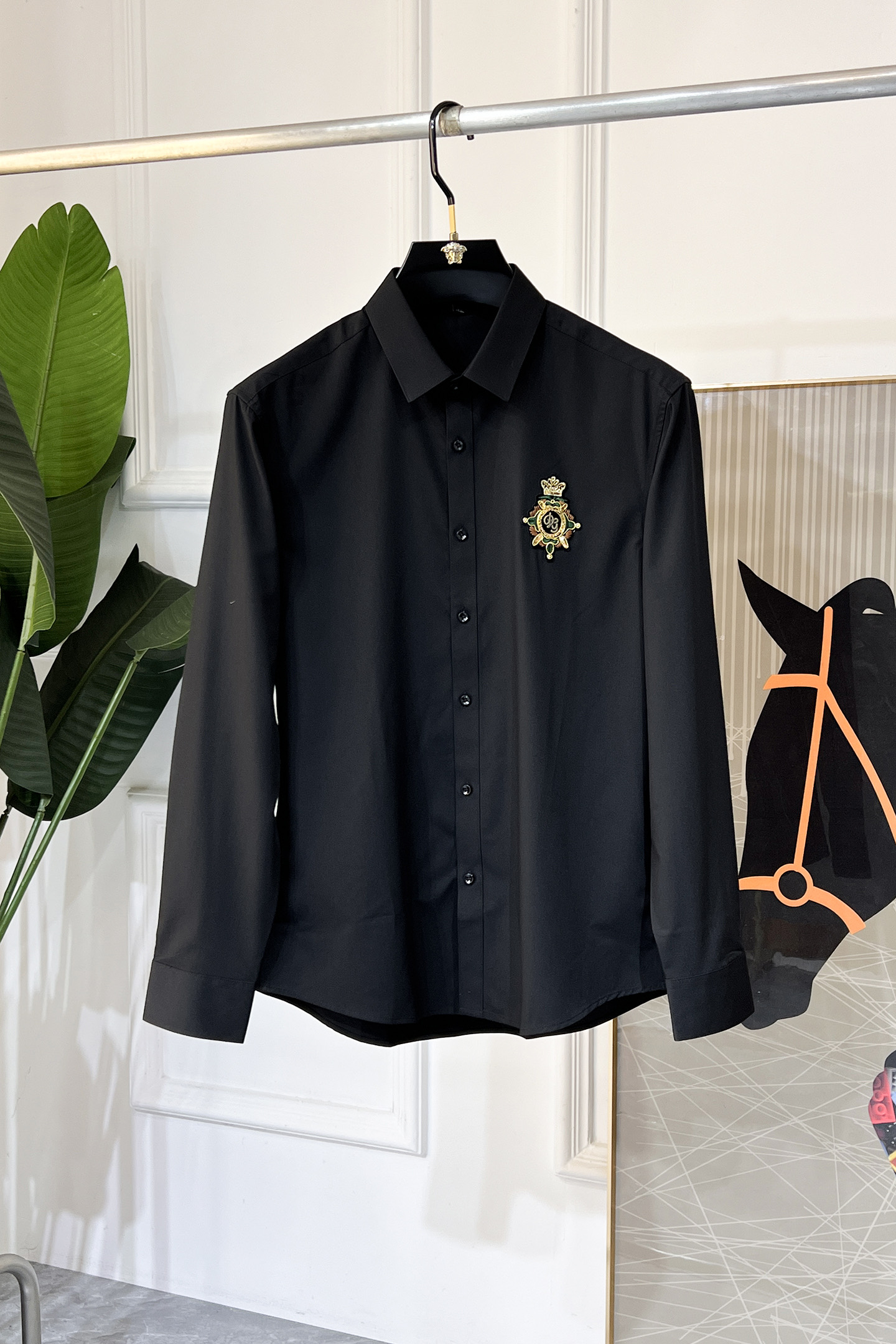 NO:530631,DG - Spring fashion and popular high-quality long-sleeved shirts, trading company channel goods, perfect appearance, belonging to the cabinet level, predictable hot product, high-end customized imported high-end cotton blend fabric, master-level tailoring, invincible texture, excellent skin-friendly, very outstanding aesthetic design, exquisite craftsmanship, smooth lines, perfect matching!  Easy to upgrade the sense of fashion, with high recognition, excellent upper body effect, extremely exquisite workmanship, neat and meticulous routes, and can be matched for business or daily leisure!  Counter size 39-45 (M-5XL) can wear 120-200 catties!  ,shirts,alexander wang19860909DG - 春装时尚大爆款精品长袖衬衫,贸易公司渠道货,品相完美如斯,属于入柜级别,可预见性的爆款,高级定制进口高级棉混纺面料,大师级剪裁,质感无敌,亲肤性极佳,非常出彩的美学设计,工艺精湛,线条流畅,完美搭配！轻松将时髦感进阶,有着高强辨识度,上身效果超赞,做工极为考究严谨,走线工整细致,商务抑或日常休闲均可搭配！专柜尺码 39-45 (M-5XL）可穿120-200斤！,,shirts,alexander wang,Men's clothing