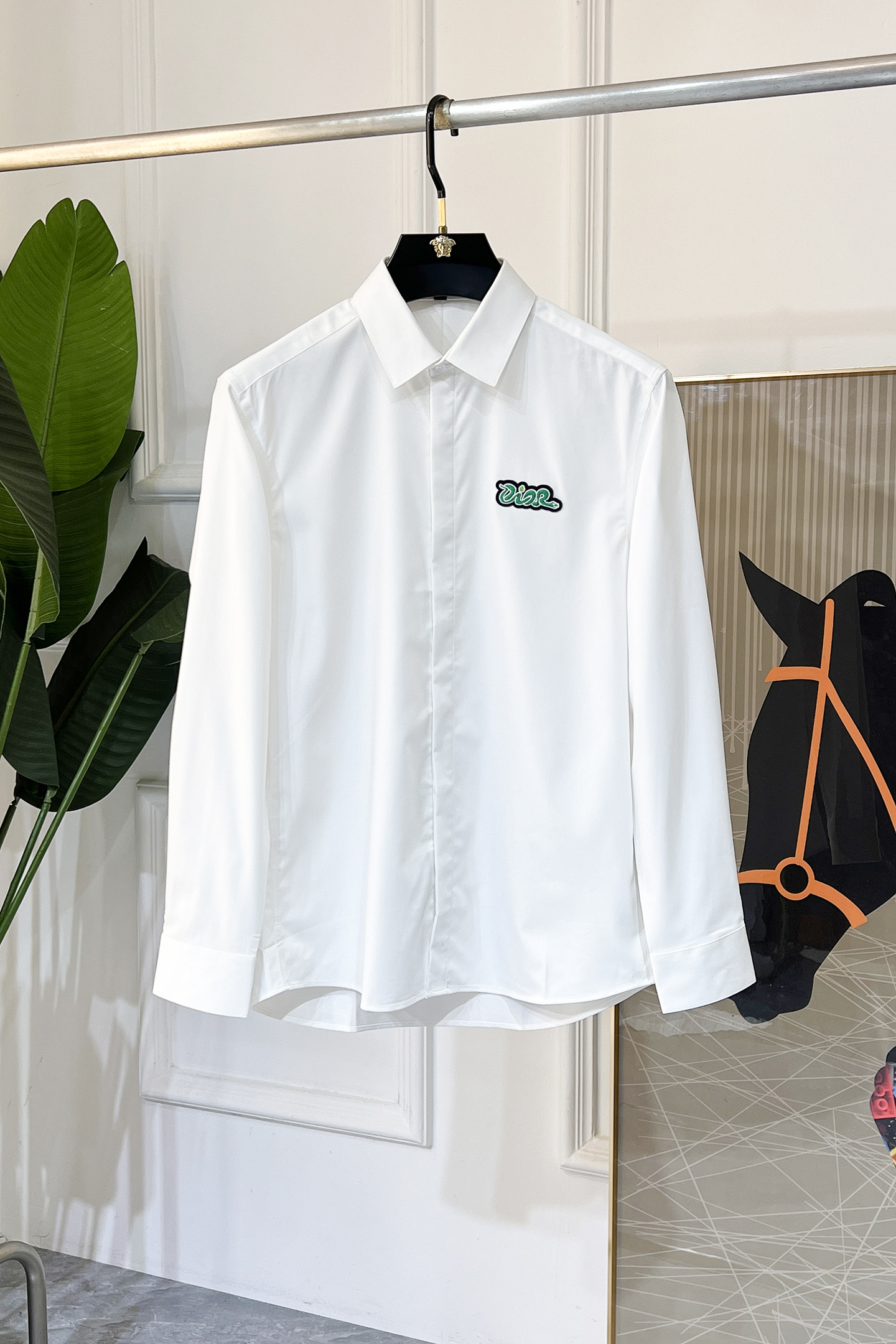 NO:530632,Dior - Spring fashion and popular high-quality long-sleeved shirts, trading company channel goods, perfect appearance, belonging to the cabinet level, predictable hot product, high-end customized imported high-end cotton blend fabric, master-level tailoring, invincible texture, excellent skin-friendly, very outstanding aesthetic design, exquisite craftsmanship, smooth lines, perfect match!  Easy to upgrade the sense of fashion, with high recognition, excellent upper body effect, extremely exquisite workmanship, neat and meticulous routes, and can be matched for business or daily leisure!  Counter size 39-45 (M-5XL) can wear 120-200 catties!  ,dior,shirts,alexander wang19860909迪奥- 春装时尚大爆款精品长袖衬衫,贸易公司渠道货,品相完美如斯,属于入柜级别,可预见性的爆款,高级定制进口高级棉混纺面料,大师级剪裁,质感无敌,亲肤性极佳,非常出彩的美学设计,工艺精湛,线条流畅,完美搭配！轻松将时髦感进阶,有着高强辨识度,上身效果超赞,做工极为考究严谨,走线工整细致,商务抑或日常休闲均可搭配！专柜尺码 39-45 (M-5XL）可穿120-200斤！,,dior,shirts,alexander wang,Men's clothing